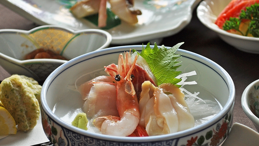 【秋・冬の夕食一例：ふだい浜かぜ】お刺身4点盛り。新鮮な海の幸を贅沢にお召し上がり下さい。