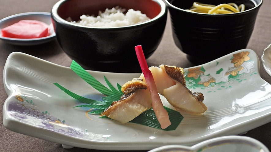 【秋・冬の夕食一例：ふだい浜かぜ】マトウ鯛の塩焼き。身が締まって旨みが凝縮された旬の一品です。