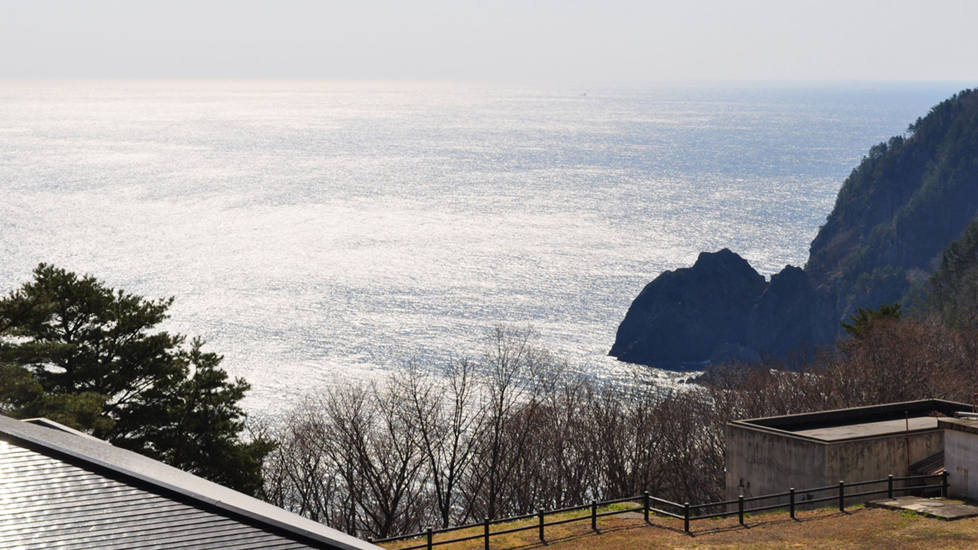 【館内からの眺め】天気の良い日はキラキラと輝く太平洋を見ることができます。