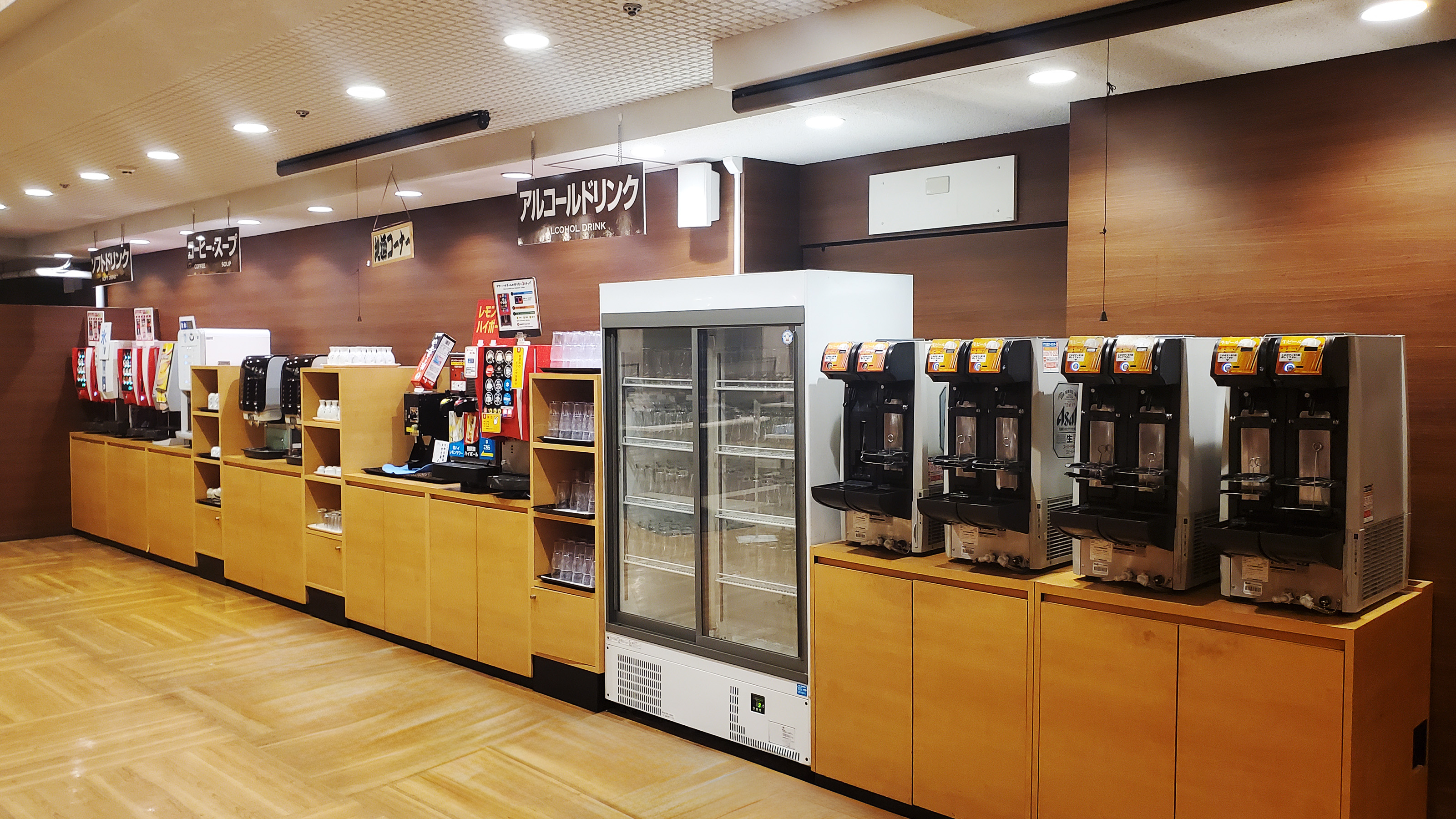 バイキング会場のアルコール・ソフトドリンク飲み放題コーナーの画像です。 ビールはアサヒ　スーパードライを使用。その他、地酒やハイボール、酎ハイ、ソフトドリンク　約20種類が飲み放題です。