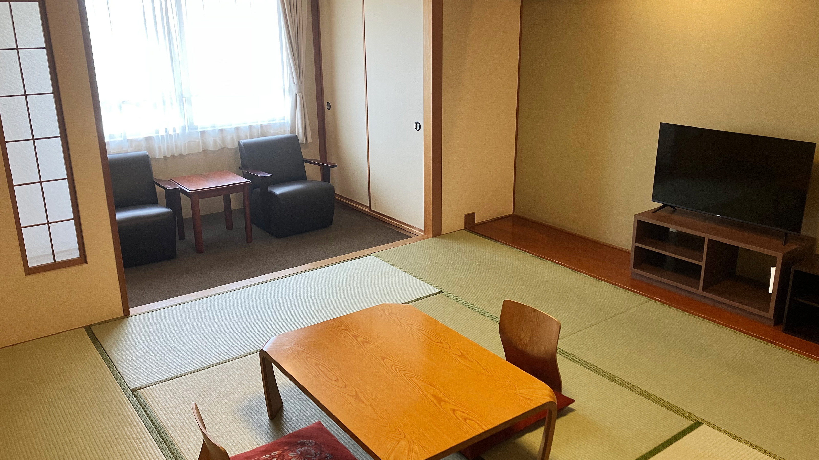 遊湯館の10畳の和室