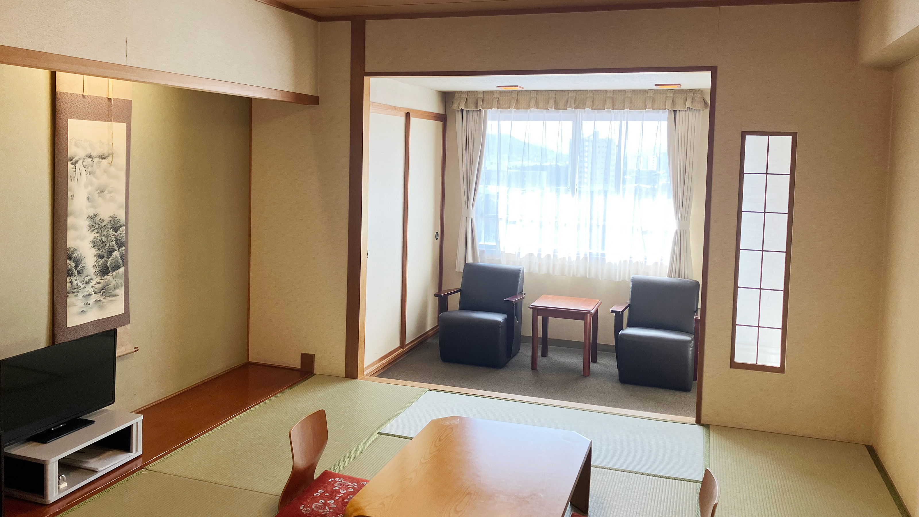 遊湯館の10畳の和室