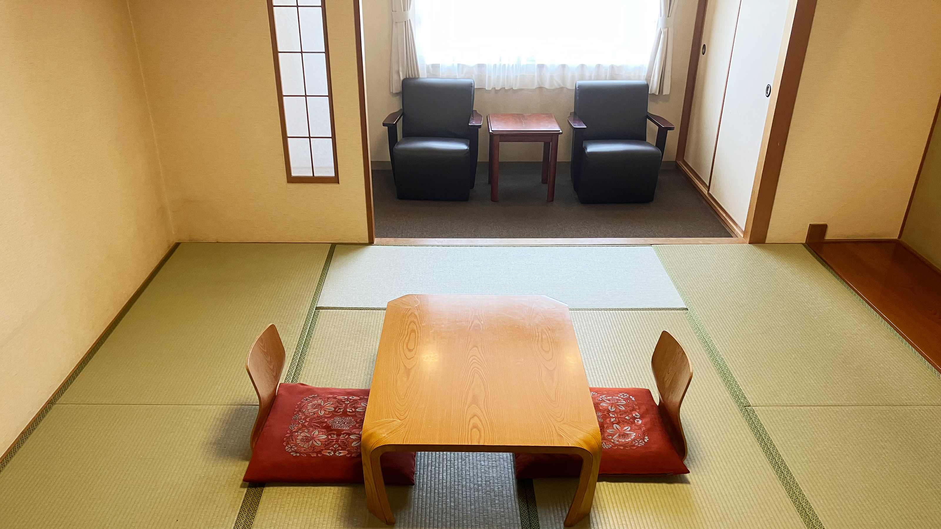遊湯館の10畳の和室