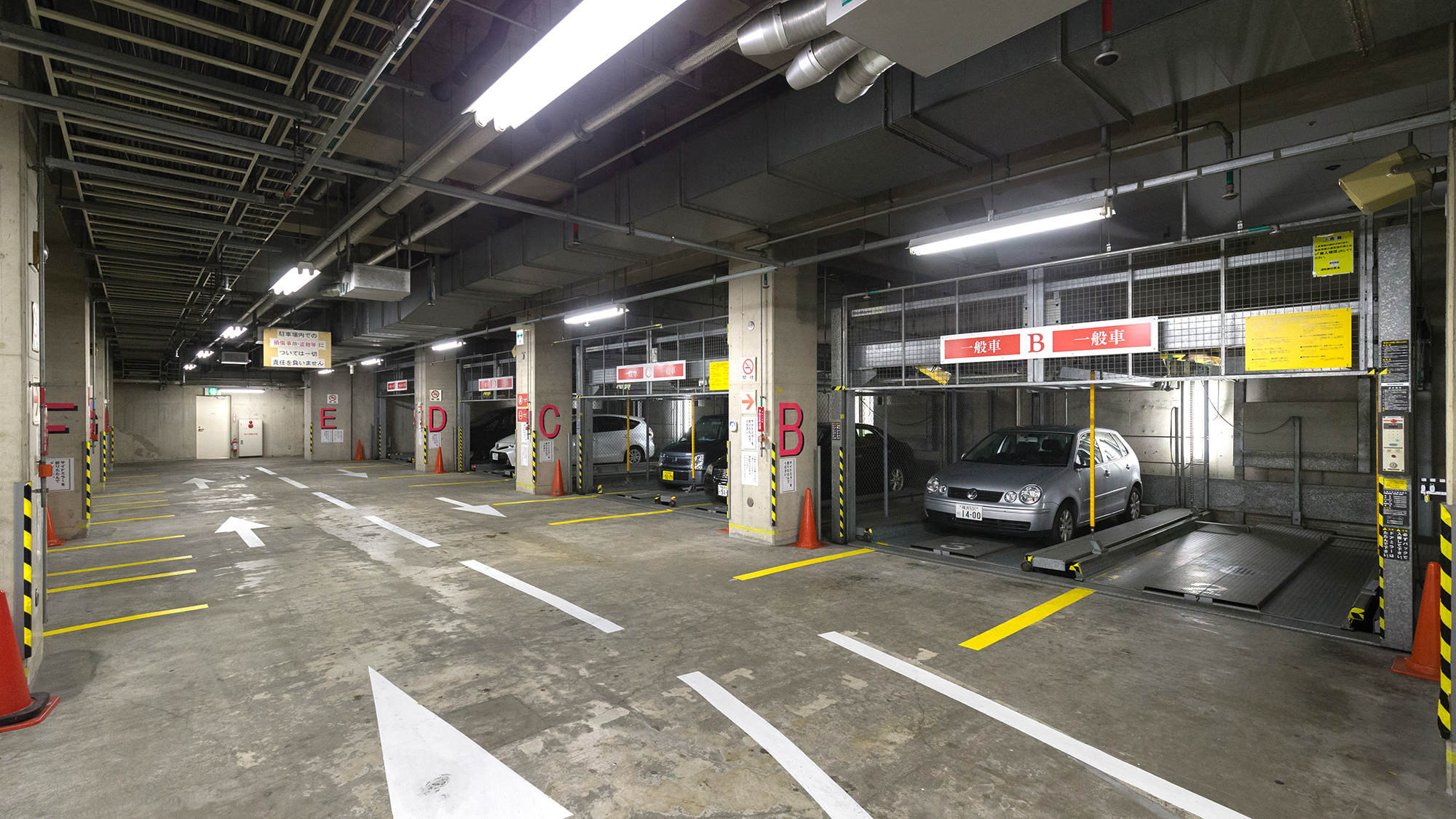 【B1F：駐車場】最大収容台数42台／有料