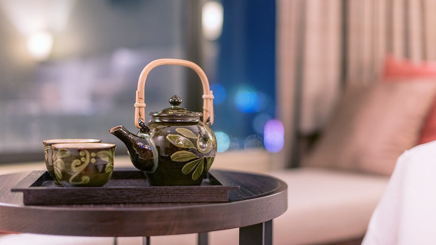 【沖縄伝統工芸品】全客室にやちむんの茶器をご準備しております