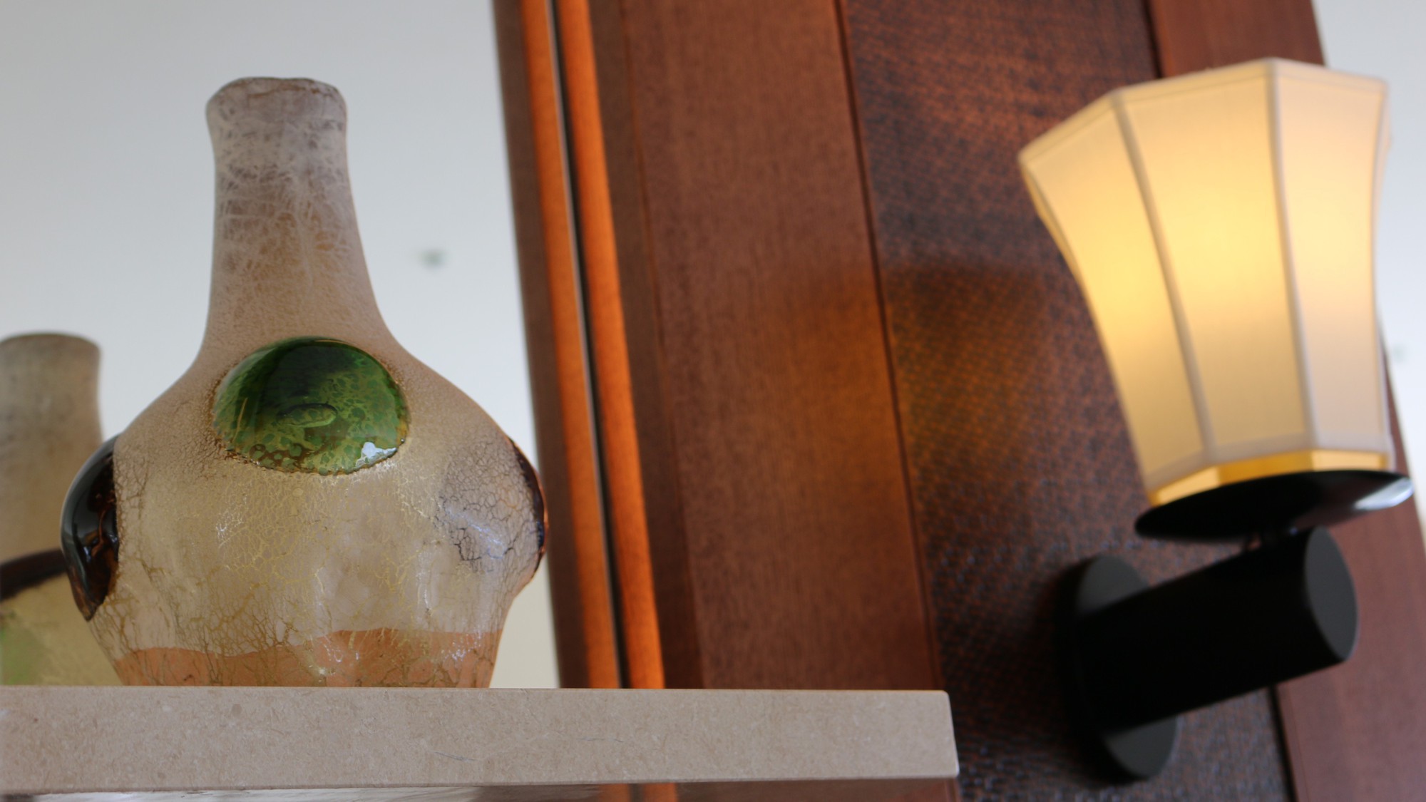 【沖縄伝統工芸品】琉球ガラスのアートワークを客室内でもお楽しみいただけます