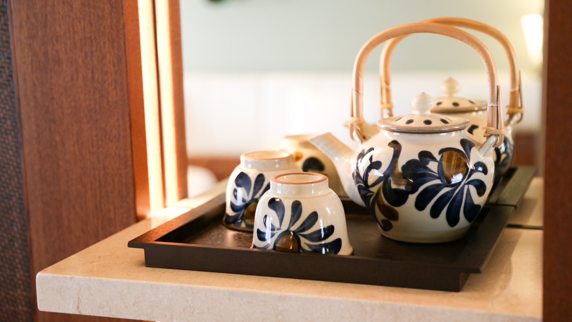 【沖縄伝統工芸品】やちむんの茶器を使って、優雅なティータイムを楽しんでみてはいかがでしょうか