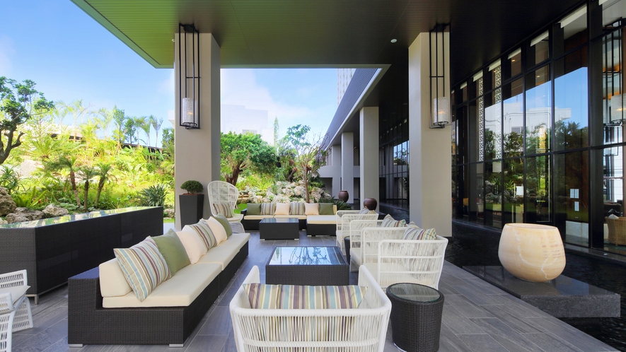 【the lounge】屋外ラウンジでは、沖縄の風と陽光に包まれながらティータイムを楽しめます。