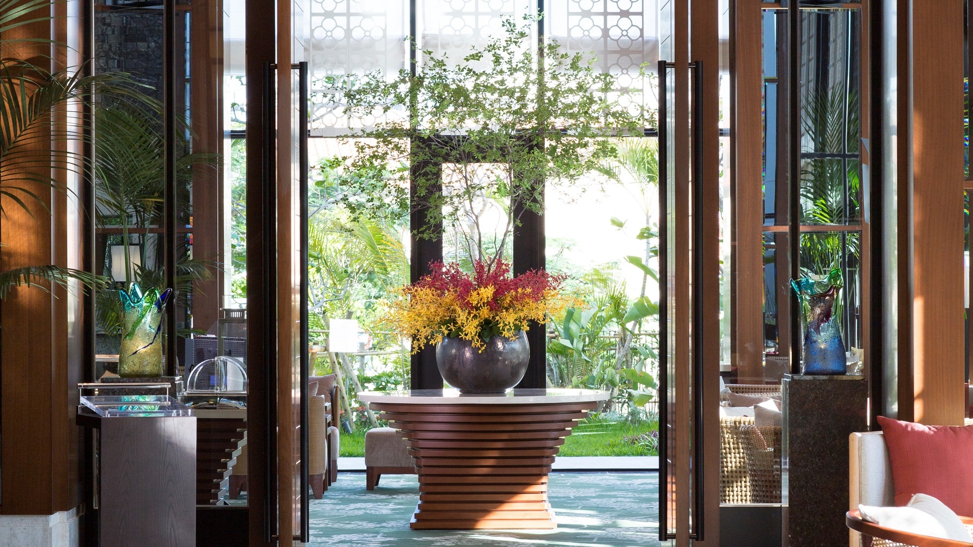 【the lounge】屋外ラウンジでは、沖縄の風と陽光に包まれながらティータイムを楽しめます。