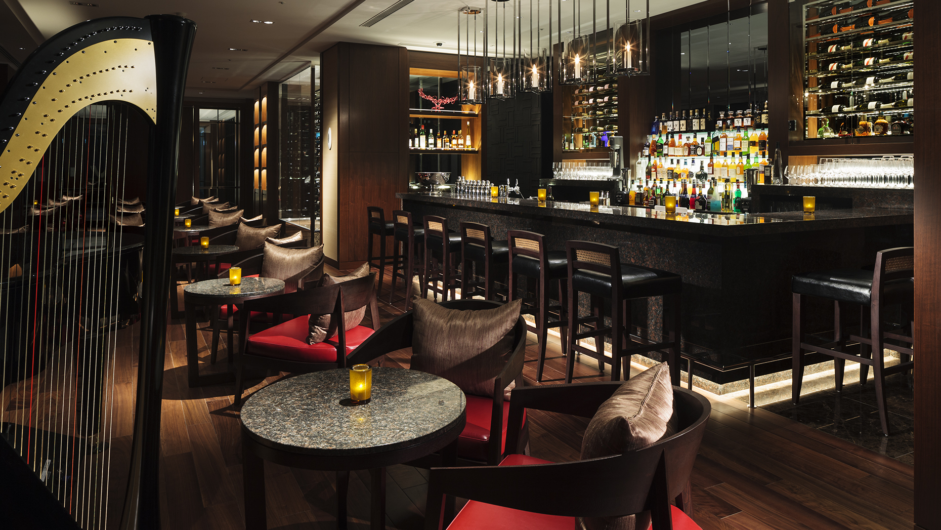 【the bar】落ち着きのある空間で、素敵な一日の最後を締め括る上質な夜を演出します○