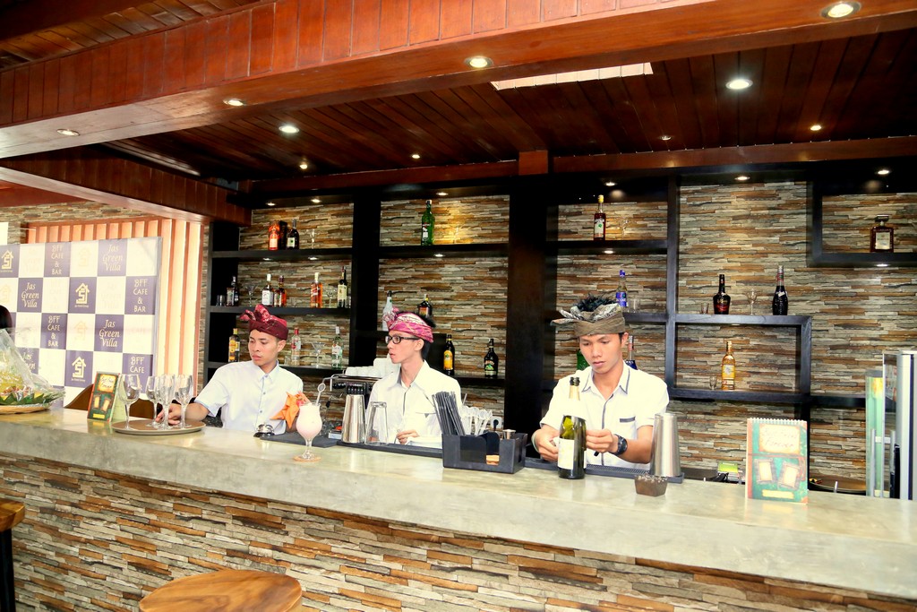 1205 新作*爽やかグリーンスクエア*ホワイトライン*じゃらじゃら