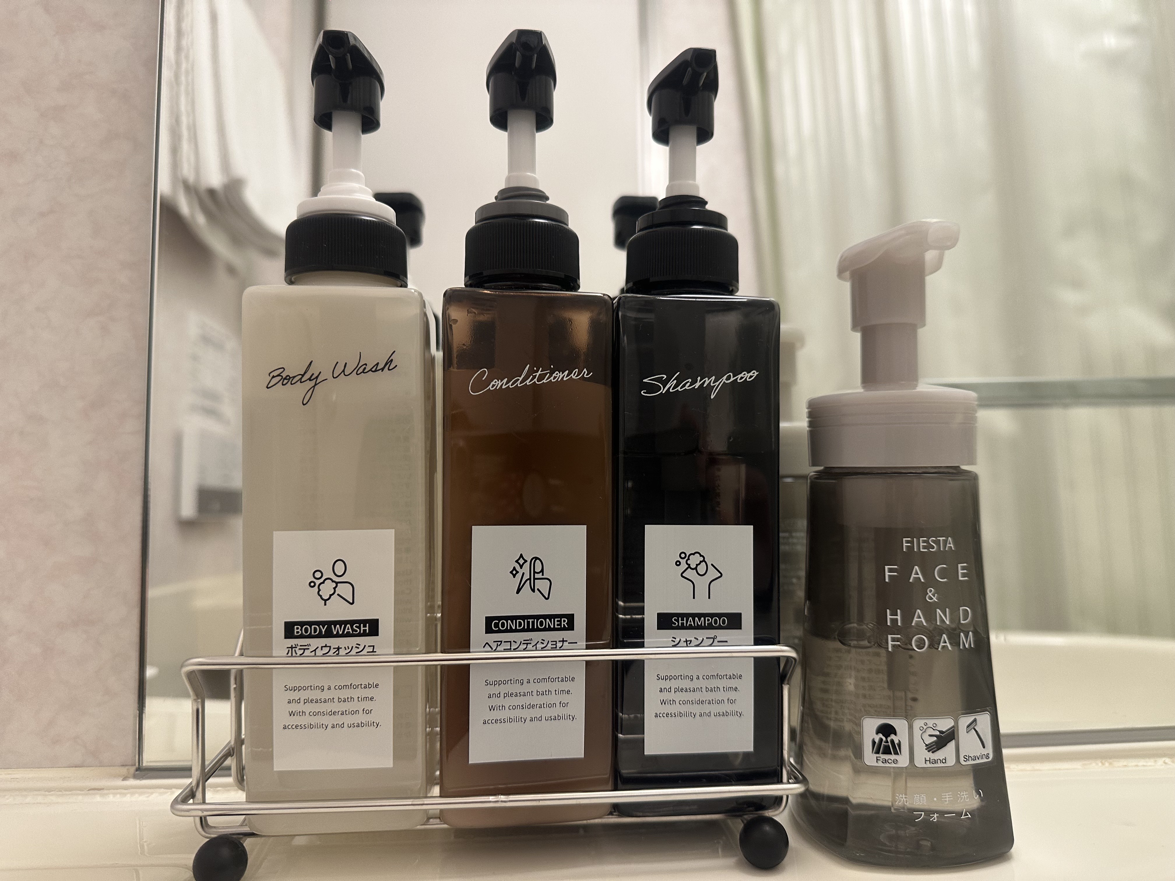 シャンプー・コンディショナー・ボディーソープと洗顔・手洗いフォームを備え付けております。