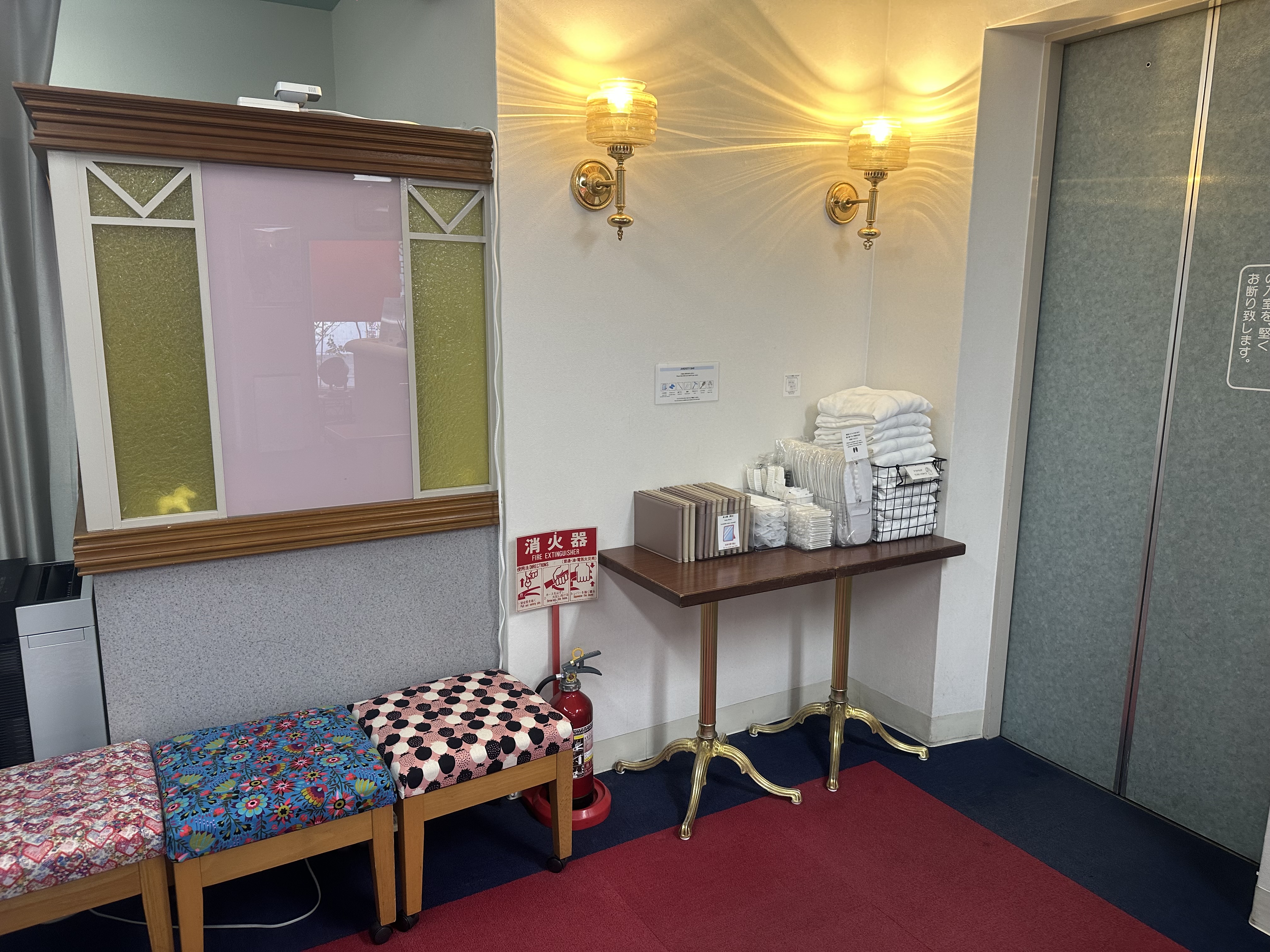 エレベーター横にアメニティ各種をご用意。ご自由にお取りください。