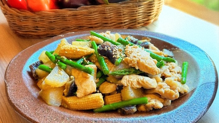 夏野菜と鶏むね肉のピリ辛味噌炒め
