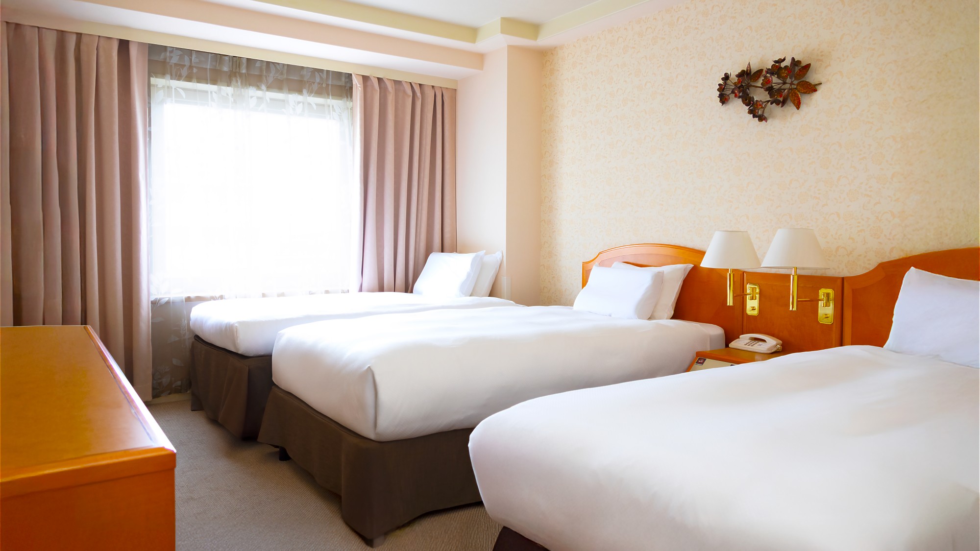 喫煙トリプルルーム（広さ24.0㎡ 110cmベッド2台+100cm補助ベッド1台シモンズベッド）