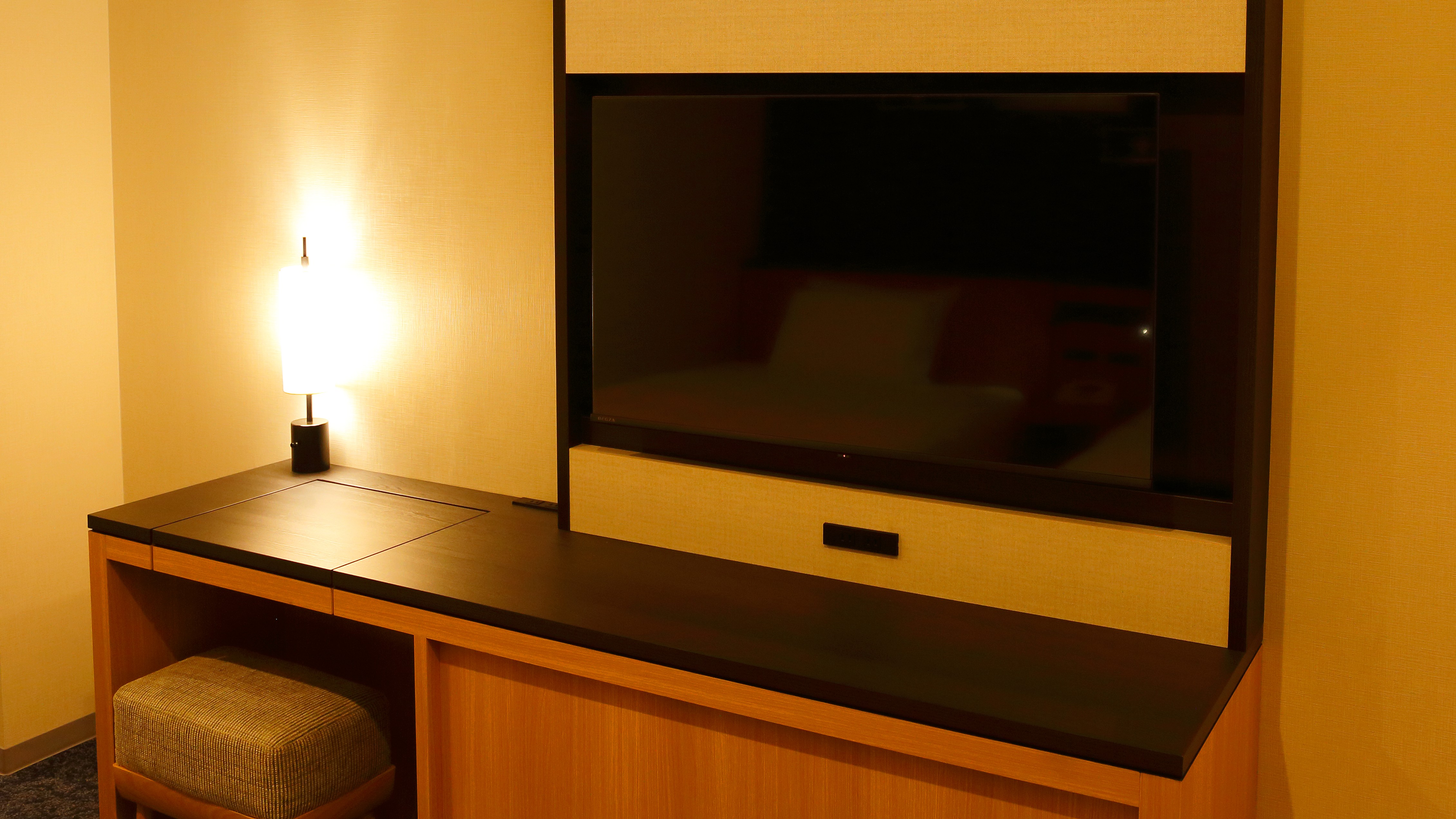 【リニューアル部屋】テレビは43インチ壁掛けスマートテレビ