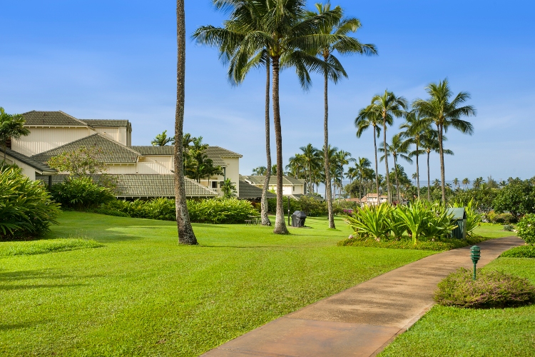 ビーチへ通ずる敷地内小道