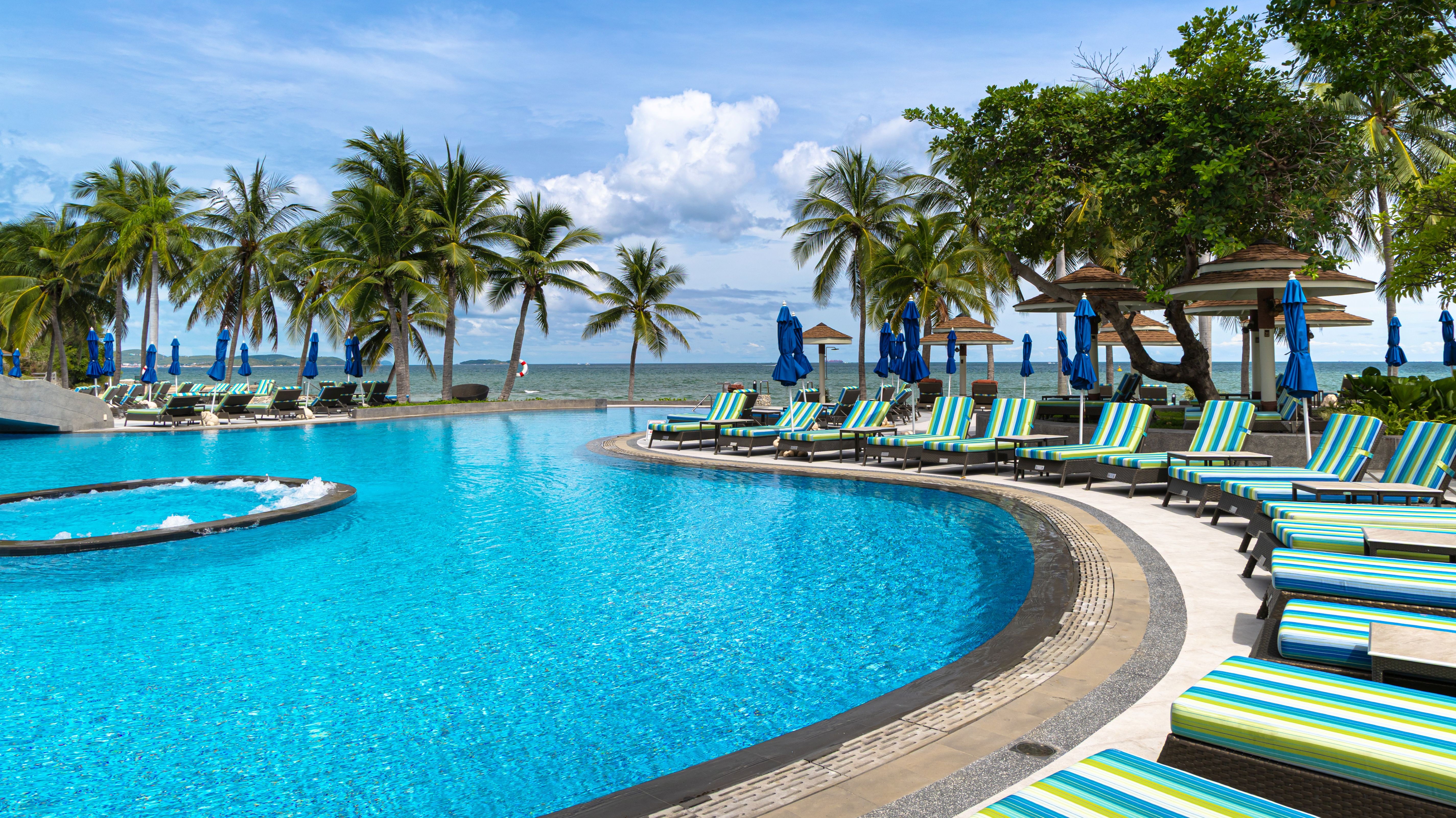 サンベッド付き屋外プール