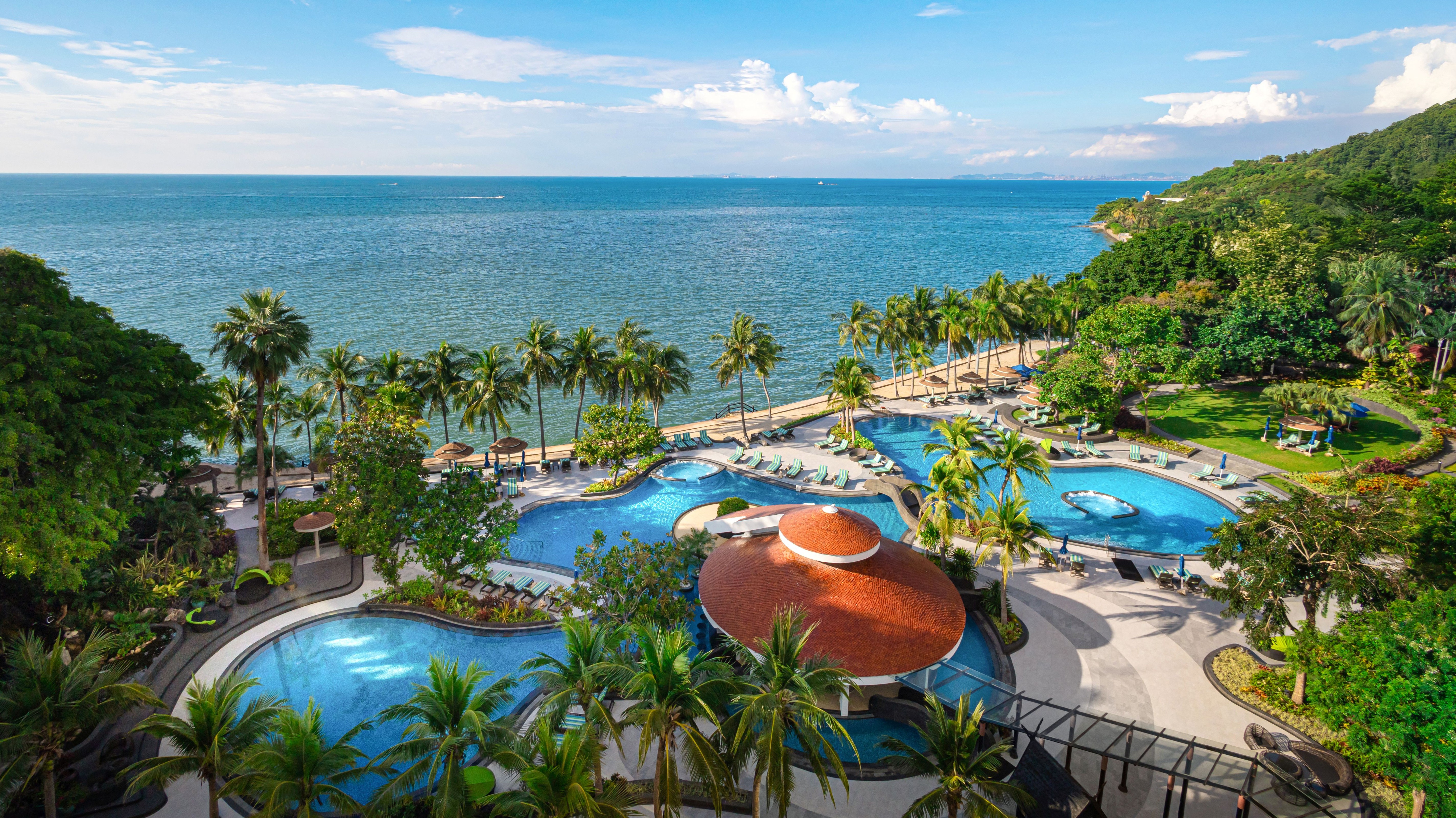 ビーチフロントプールの空撮