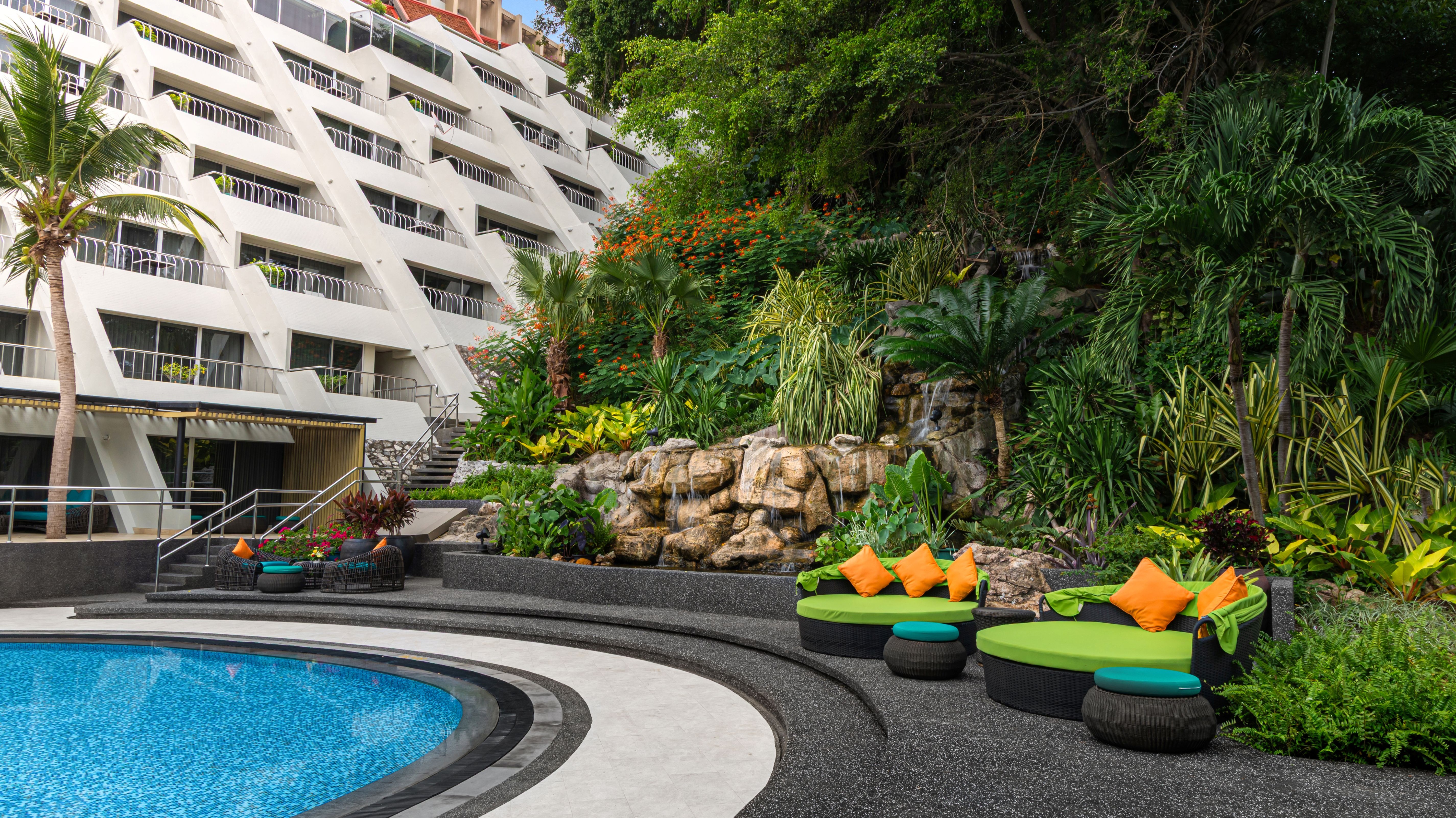 プールサイドの休憩エリア