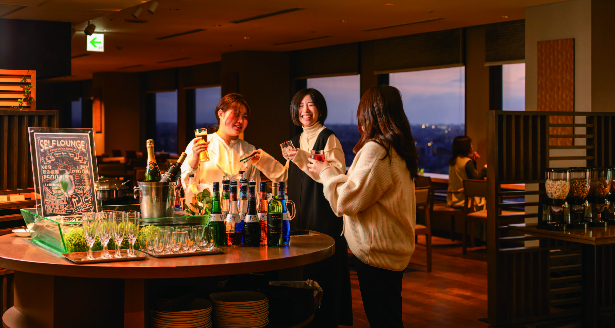 【セルフラウンジ】軽いおつまみを片手に、金沢の夜景を眺めながら&ldquo;ちょっと贅沢な時間&rdquo;を楽しめます。