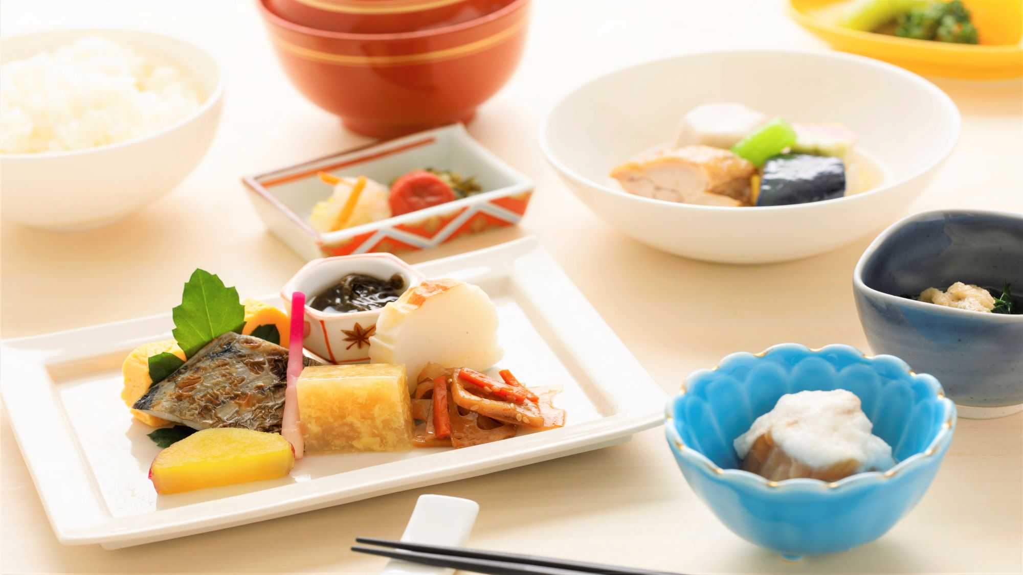 金澤市街を眺めながらこだわりのご朝食を。和洋ブッフェをご用意しております。