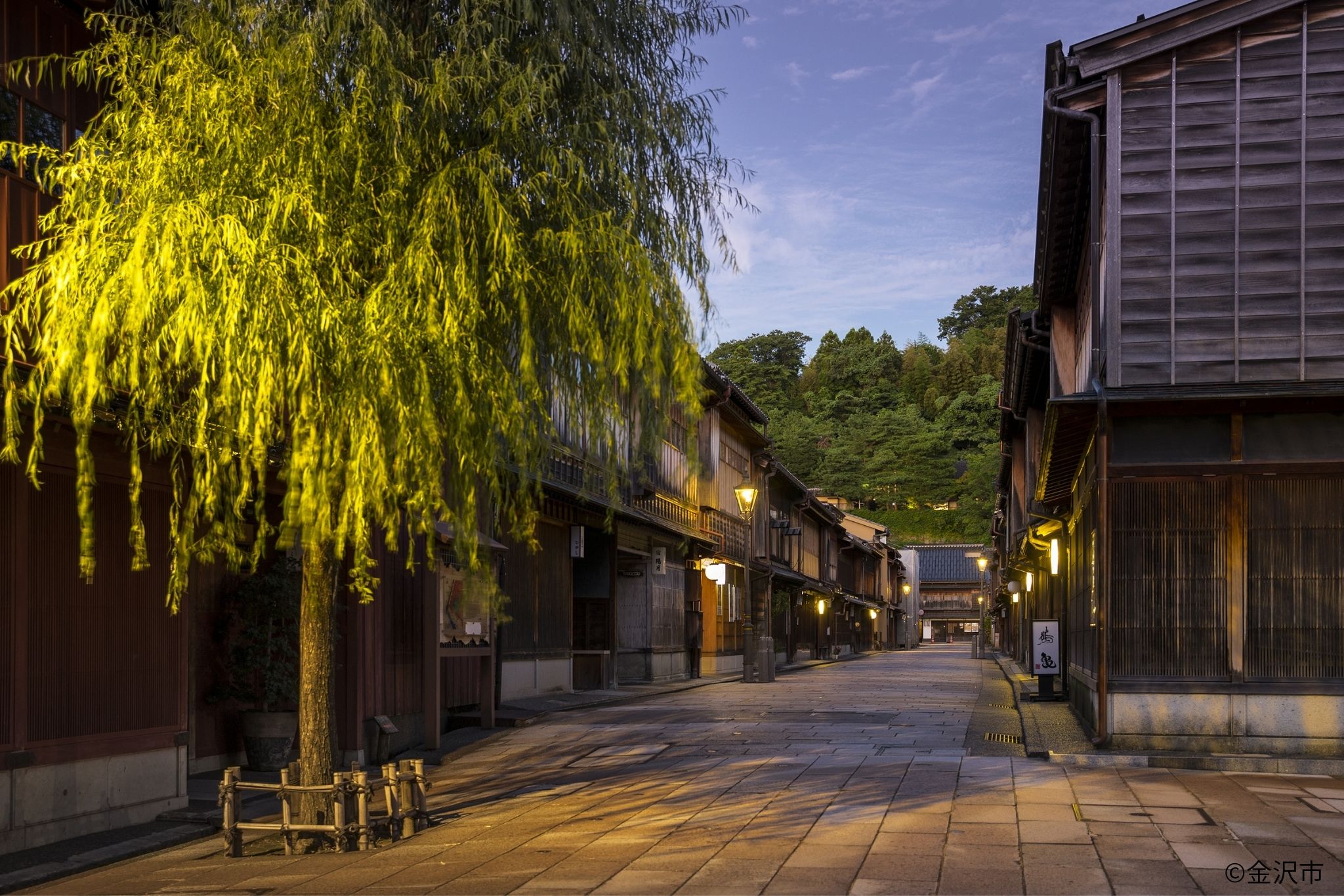「ひがし茶屋街」までバスで10分
