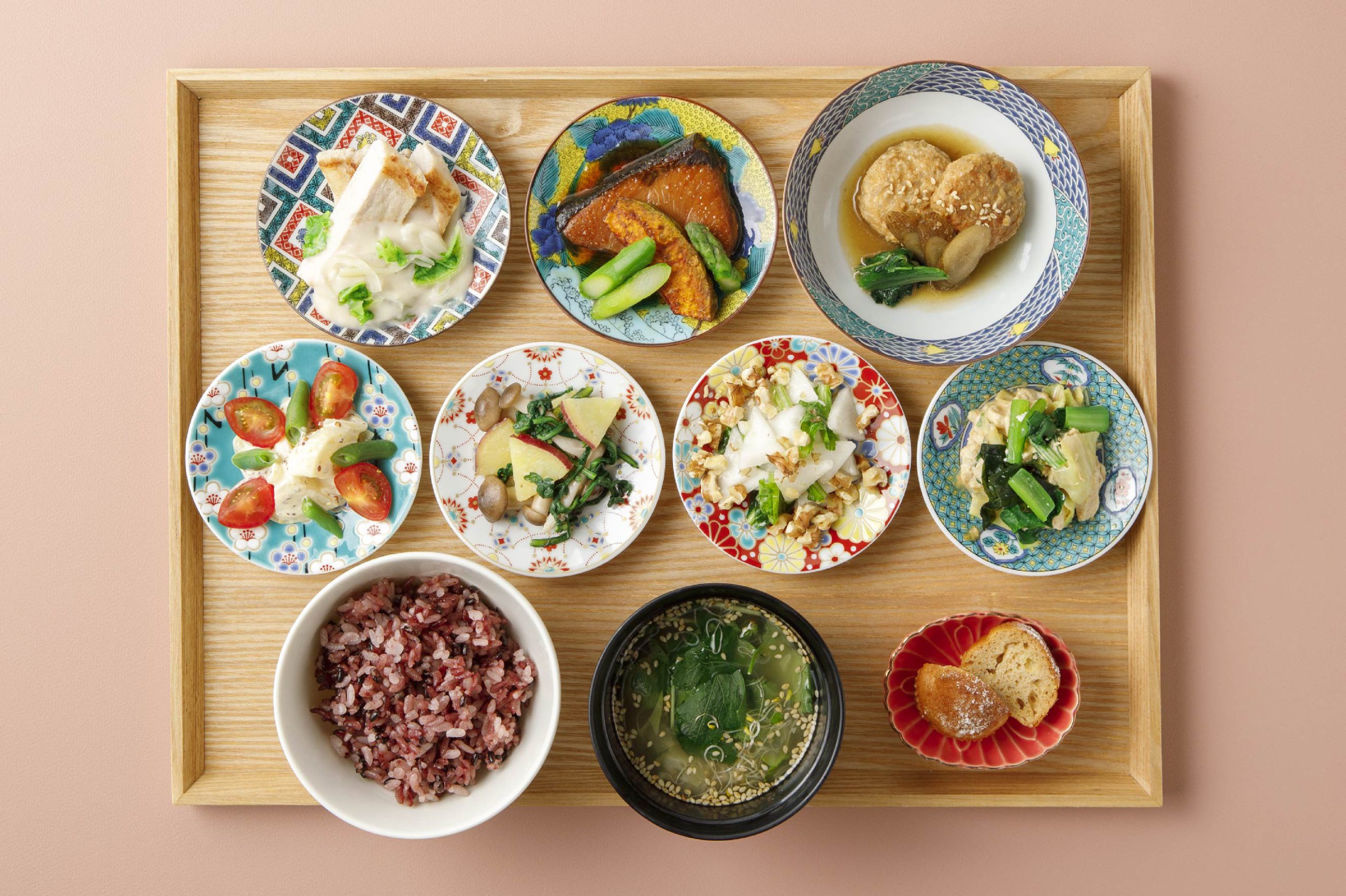 【朝食】ヘルシーで美しいお料理を 九谷焼の豆皿に盛り付け。※ブッフェの料金には含まれておりません