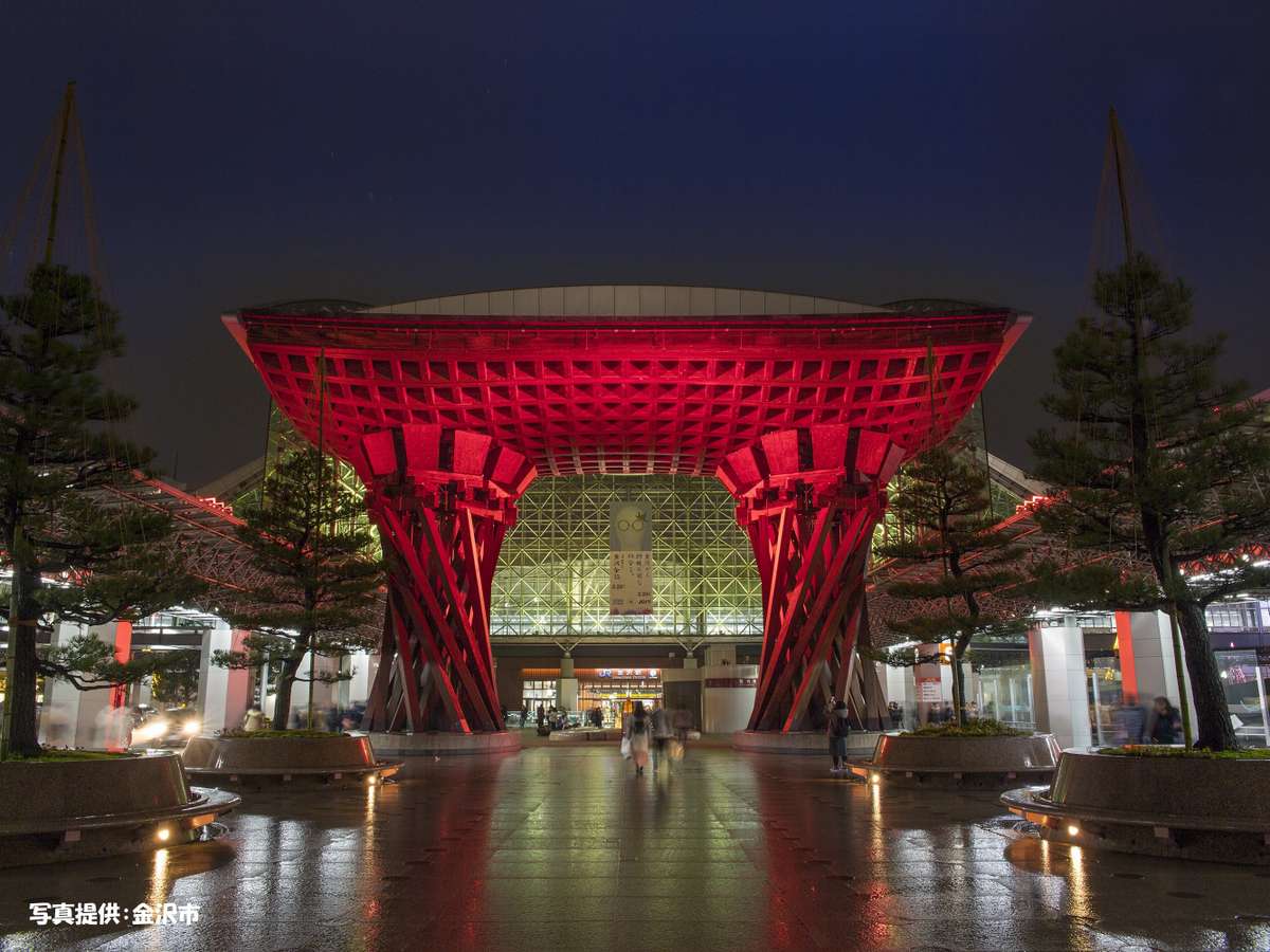金沢駅「鼓門」より徒歩10分