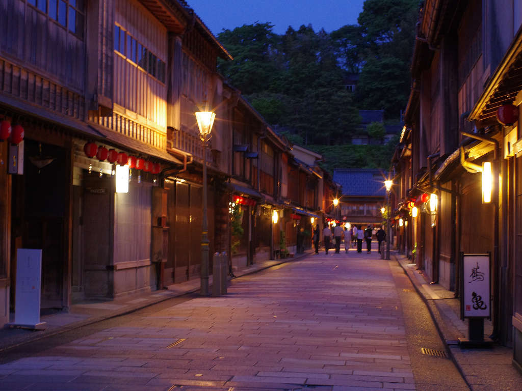 「ひがし茶屋街」までバスで10分