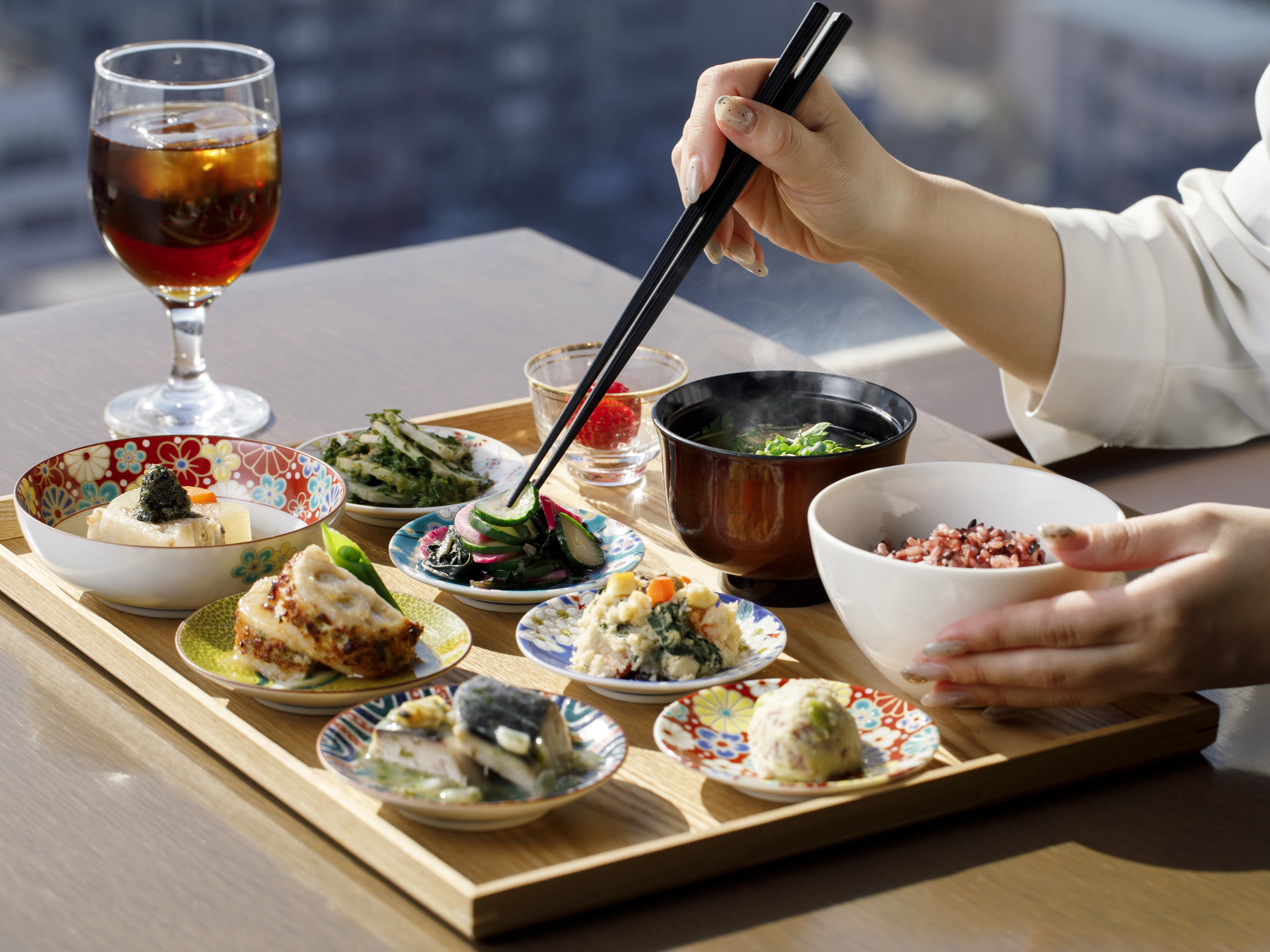 【朝食】ヘルシーで美しいお料理を 九谷焼の豆皿に盛り付け。※ブッフェの料金には含まれておりません