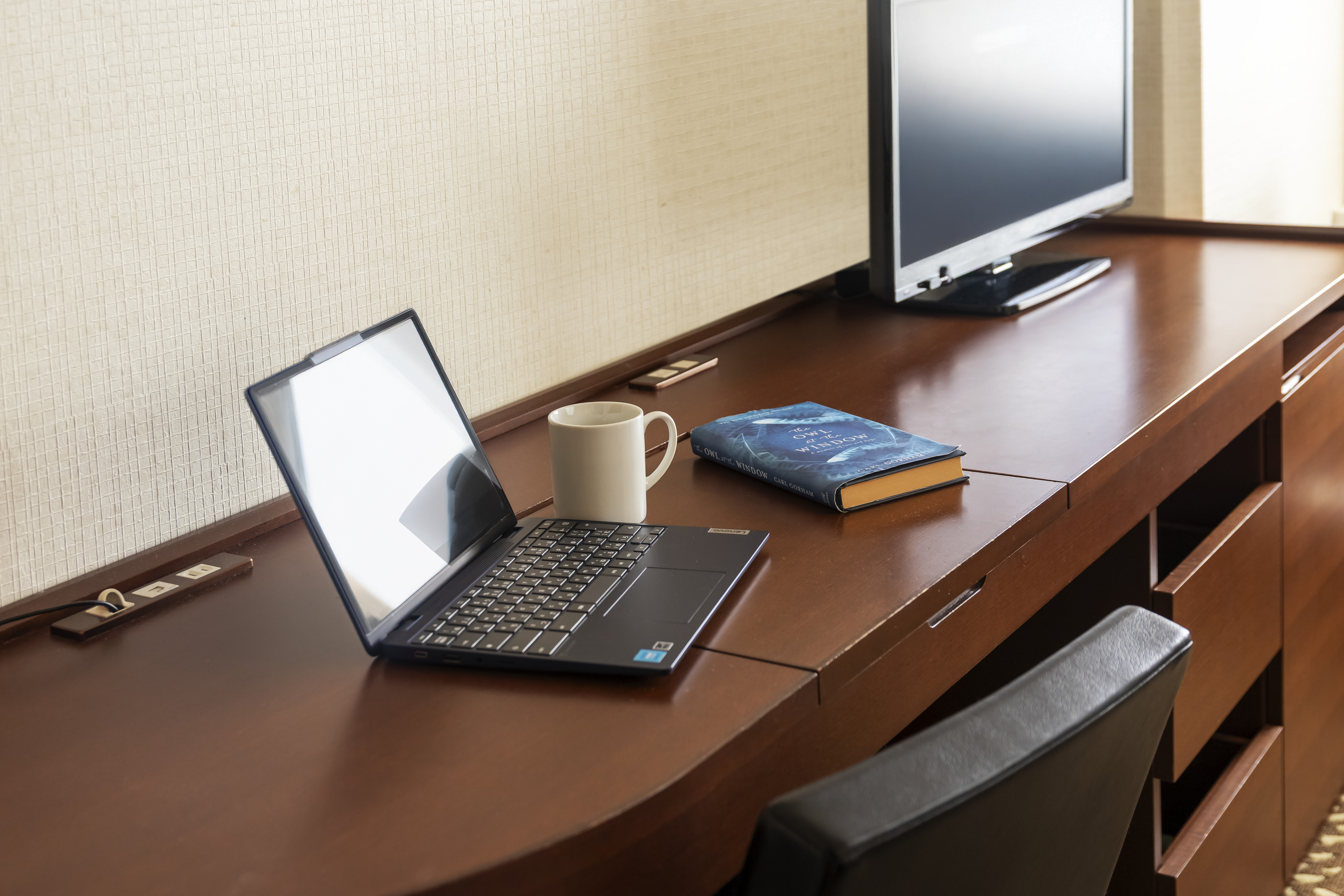 ＜全客室＞広めのデスクで、パソコン作業に便利