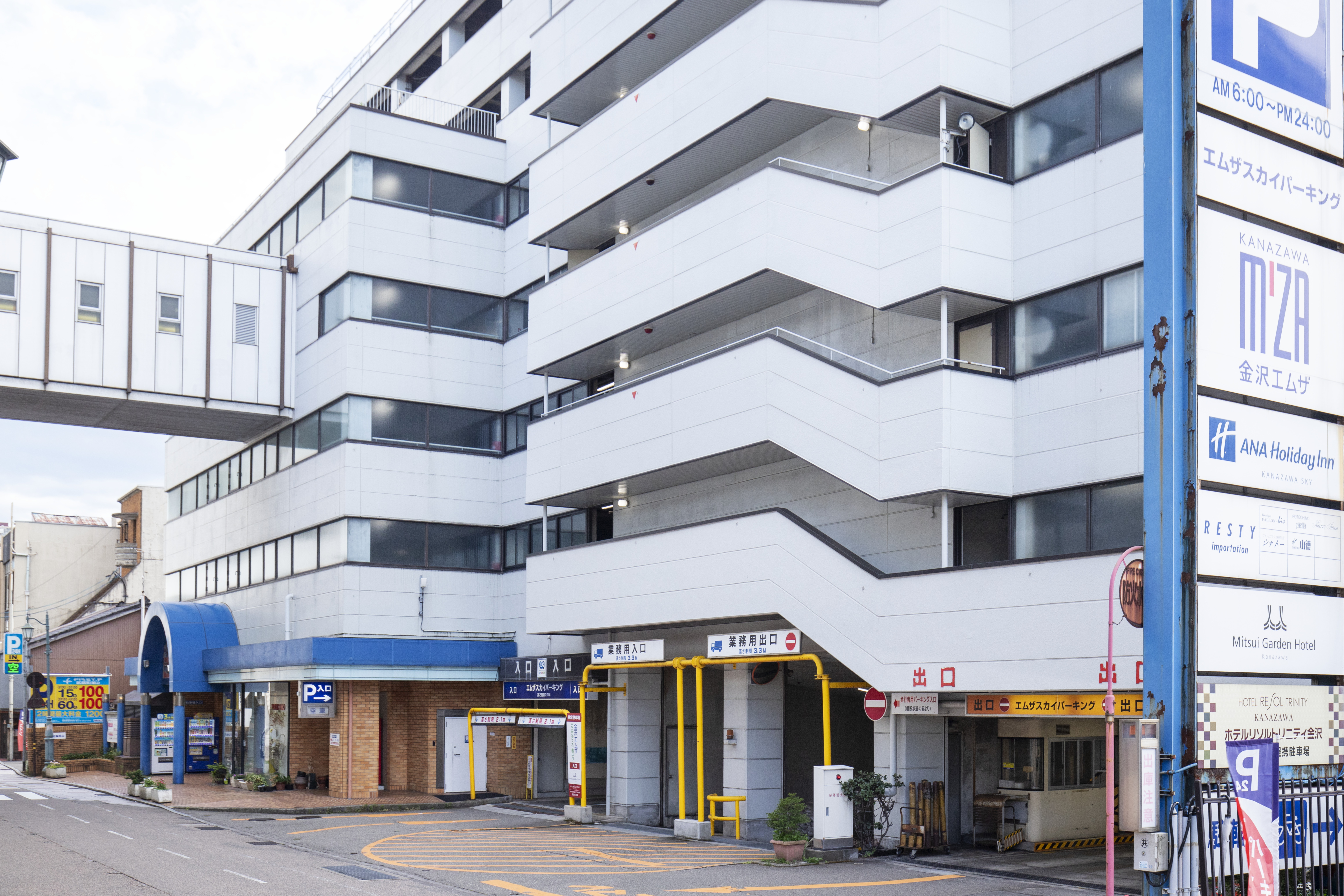 【提携駐車場】　「エムザスカイパーキング」