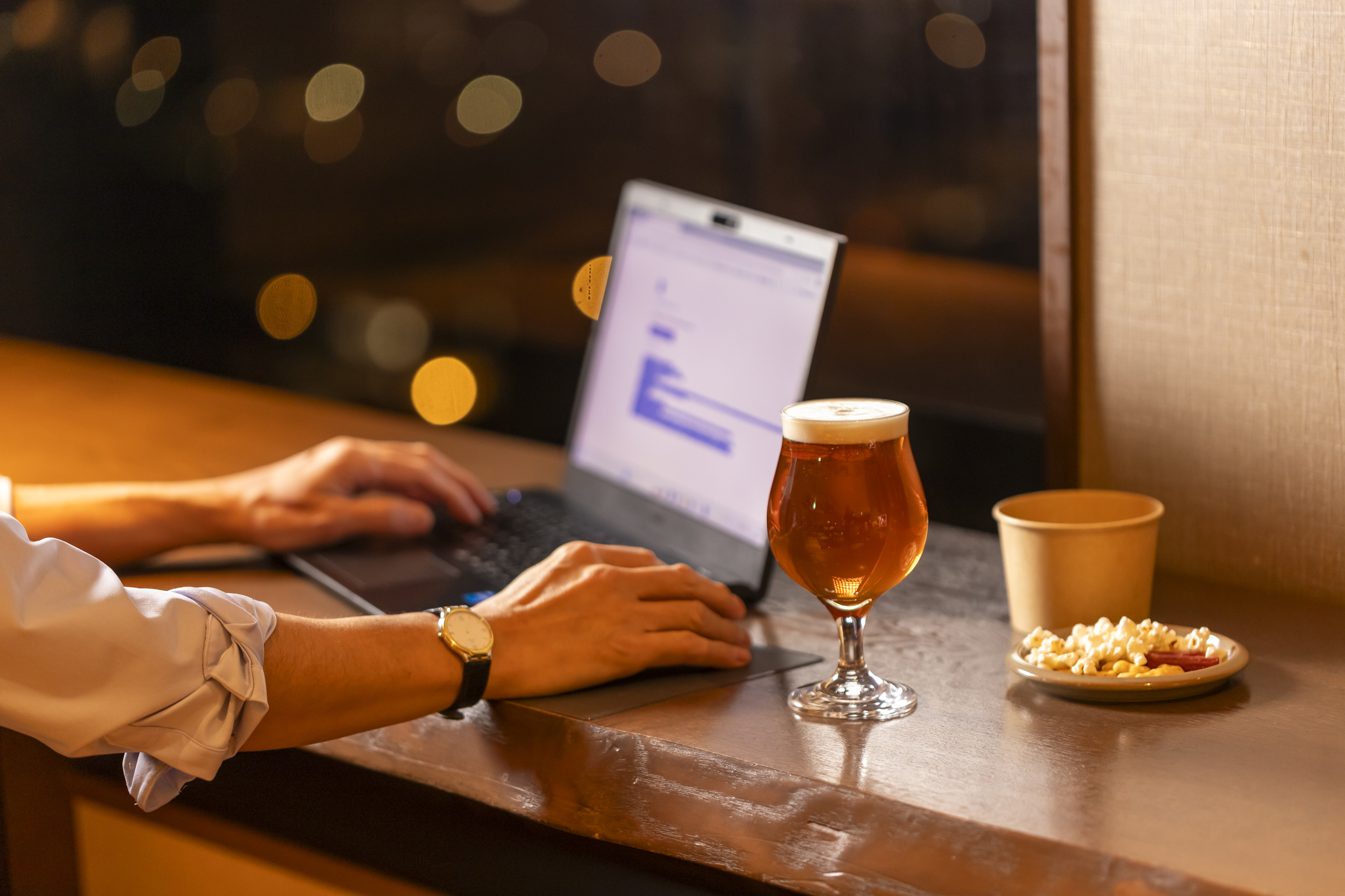 【セルフラウンジ】1時間1,500円で飲み放題＆スナック食べ放題！お一人様のご利用も大歓迎♪