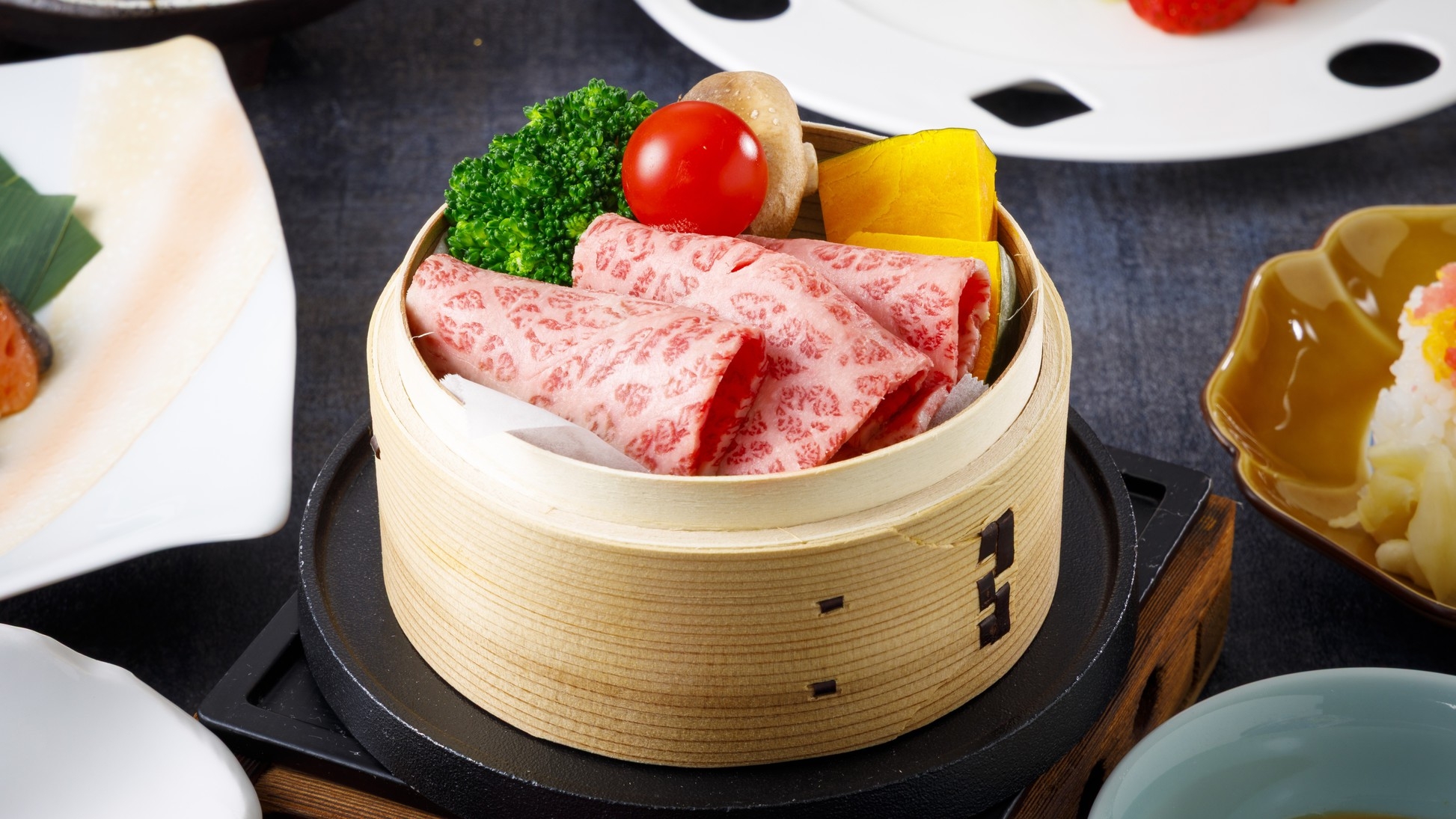 【飛天館プレミアム】2026年3月4月料理長特選◆讃岐オリーブ牛と春キャベツのせいろ蒸し【個室食】