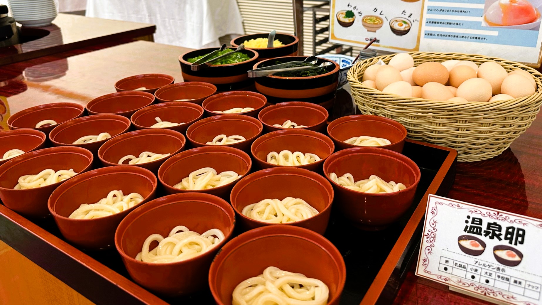 朝食バイキングにうどんあり！薬味や温泉卵などのトッピングもございます。