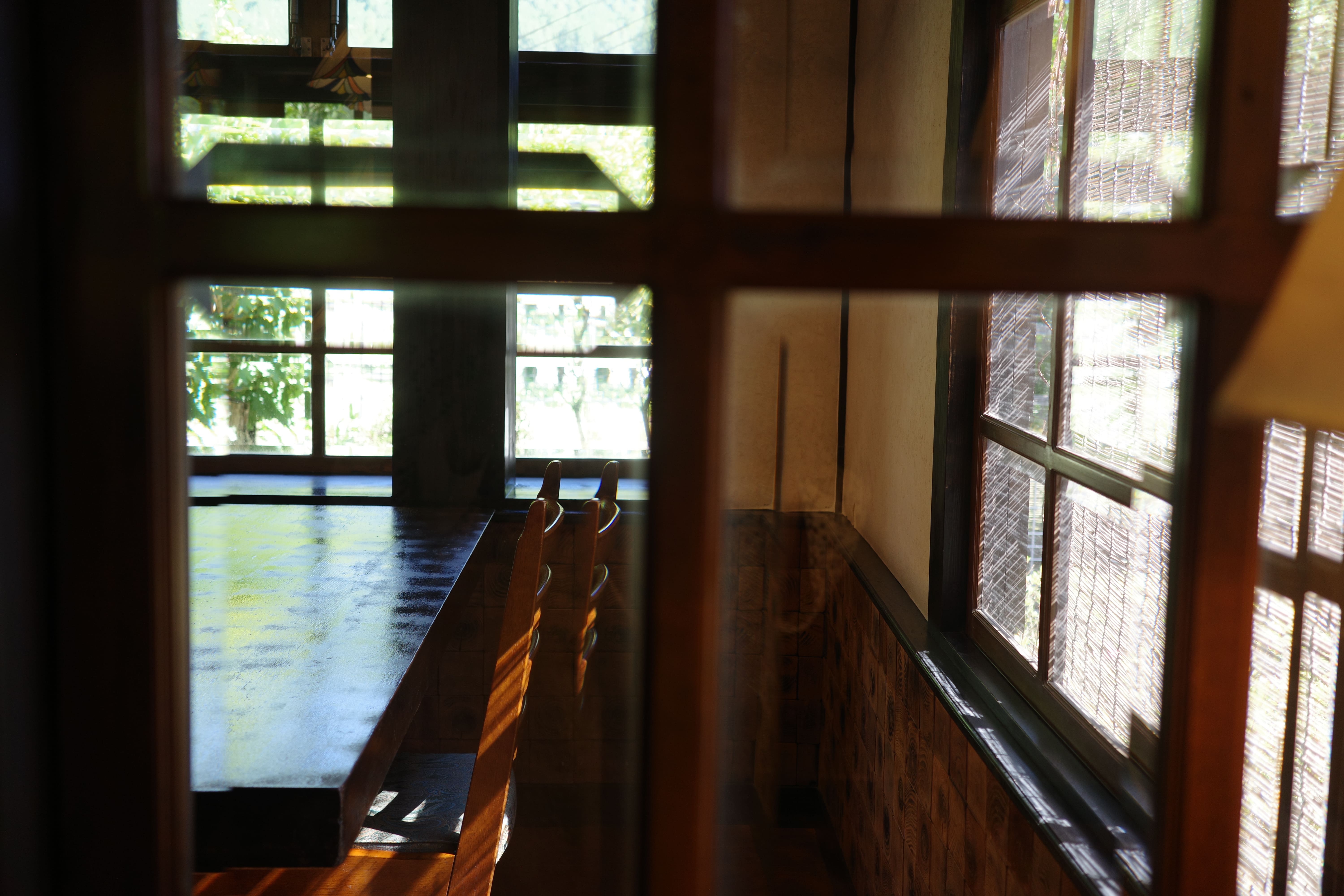 カフェラウンジへの陽光