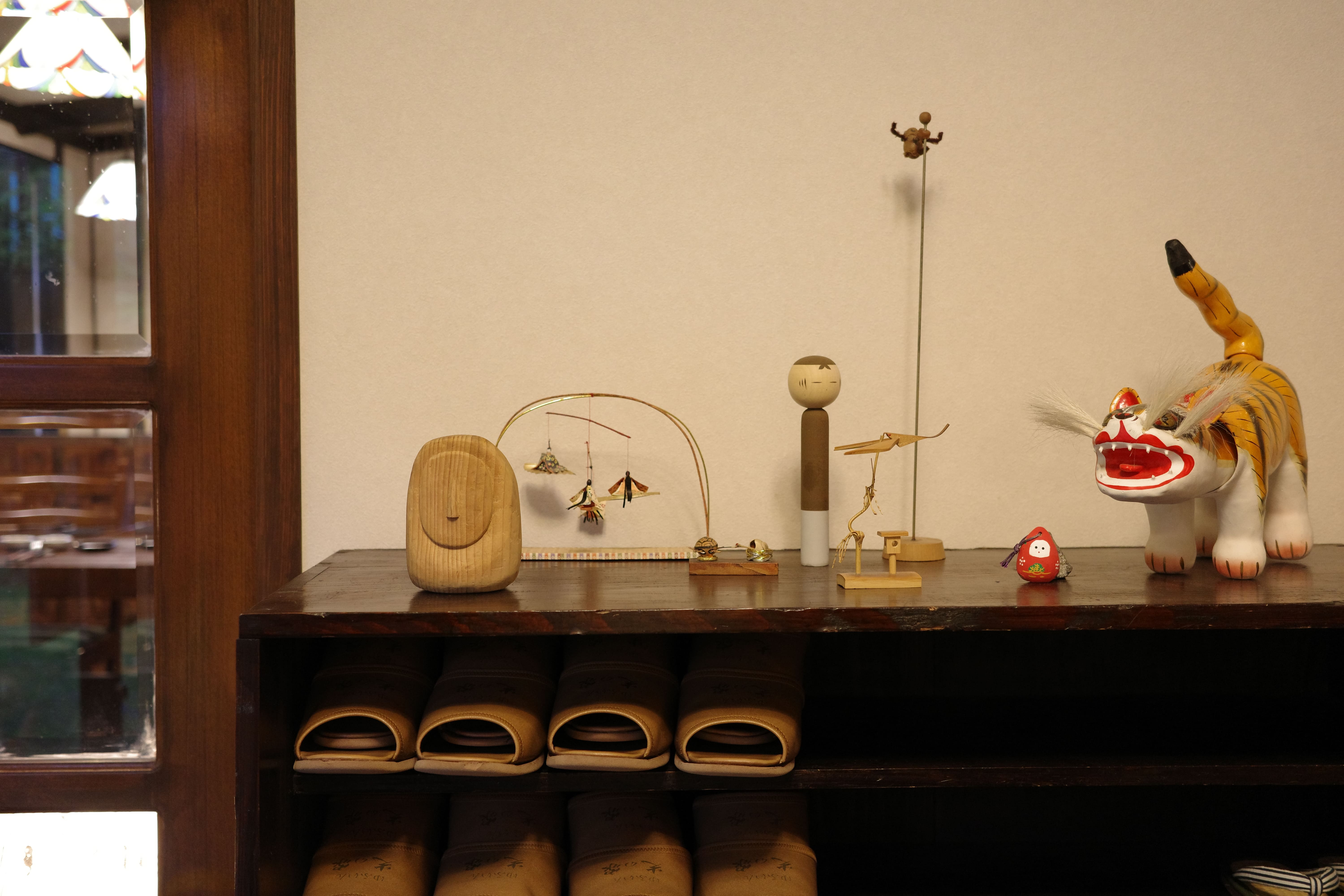 館内の民芸品