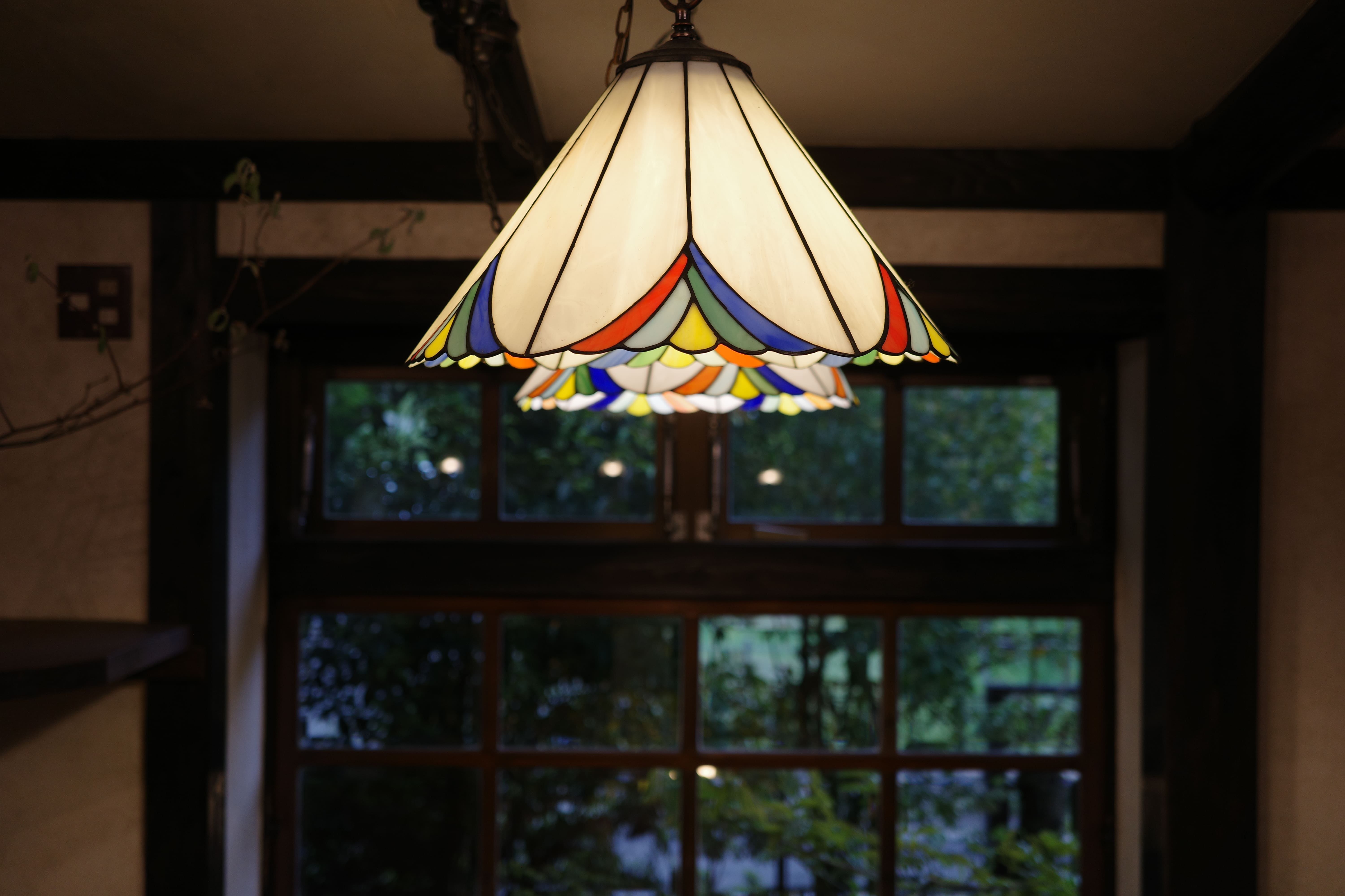 夕暮れ時のカフェラウンジ