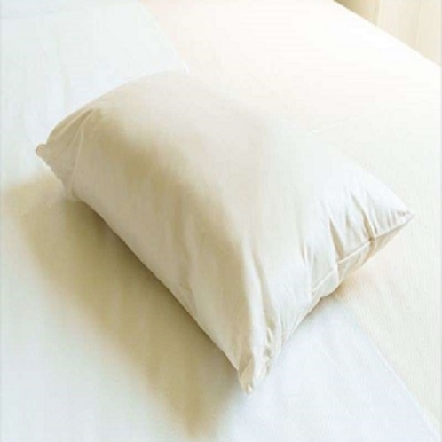 【白色枕】　低いやわらかな枕は、女性に好まれます。横向き用としてもご利用いただけます。