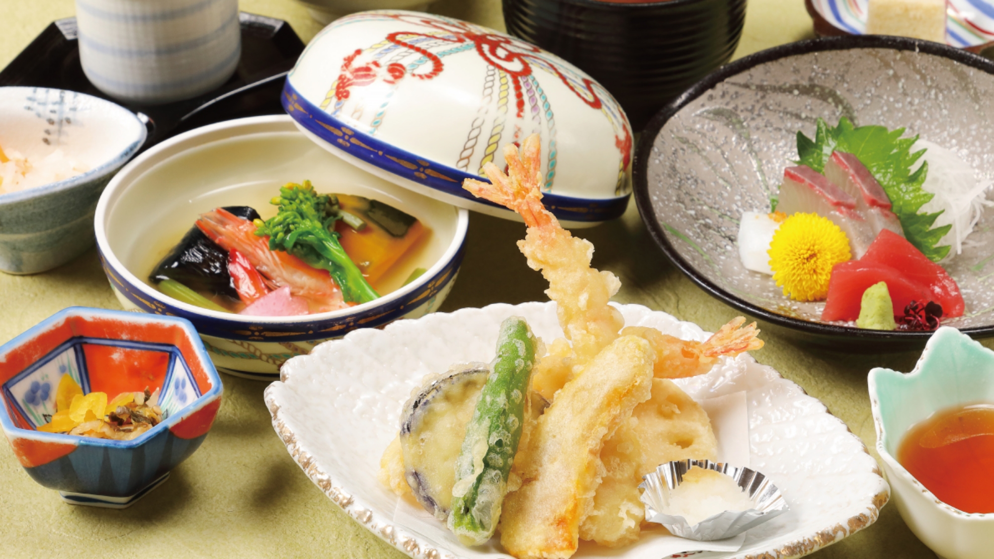 贅沢天ぷら刺身煮物御膳　天ぷらは（海老２匹と季節の野菜天）ボリュームのある贅沢御膳です。