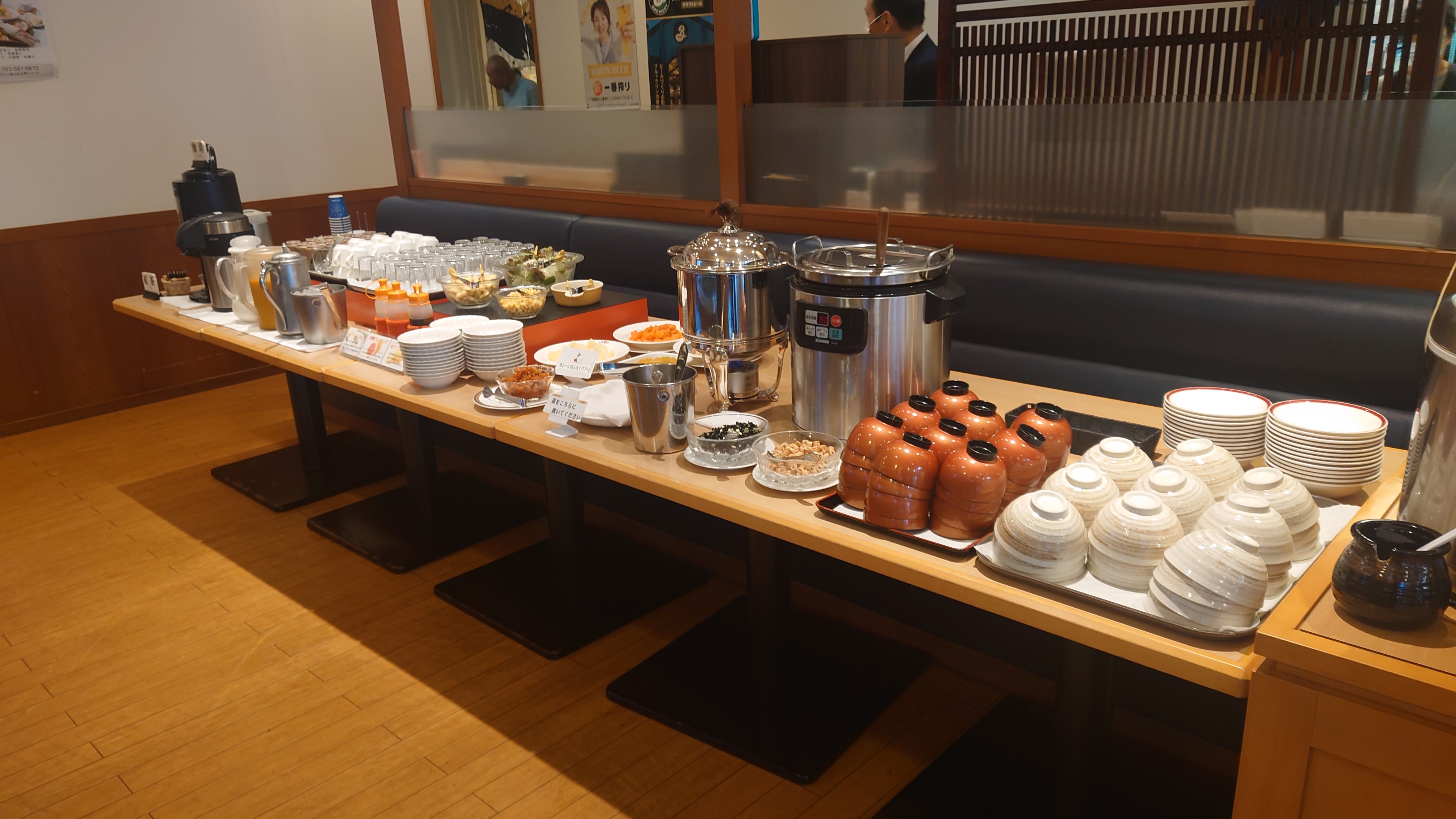 朝食ハーフバイキングです、朝にいただくおいしいカレーとサラダ、ご飯、お味噌汁は食べ放題です。　7：00~9：00