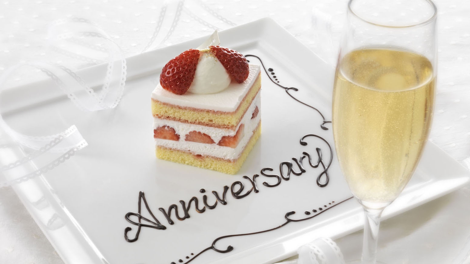 ケーキとシャンパンで乾杯！☆。記念日、誕生日を祝う旅゜☆。 