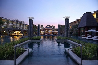 朝焼け時のメインプール