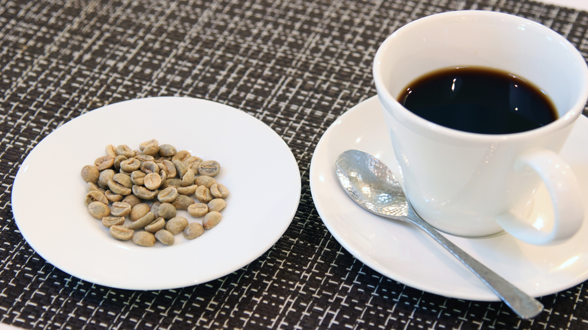 夕食後と洋朝食の際にお出しするコーヒーは生豆から自家焙煎してドリップしています*