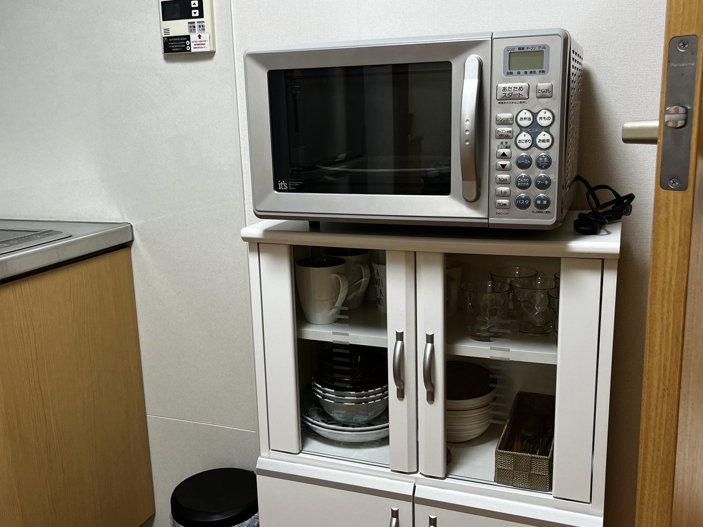デラックスツイン／電子レンジと食器棚