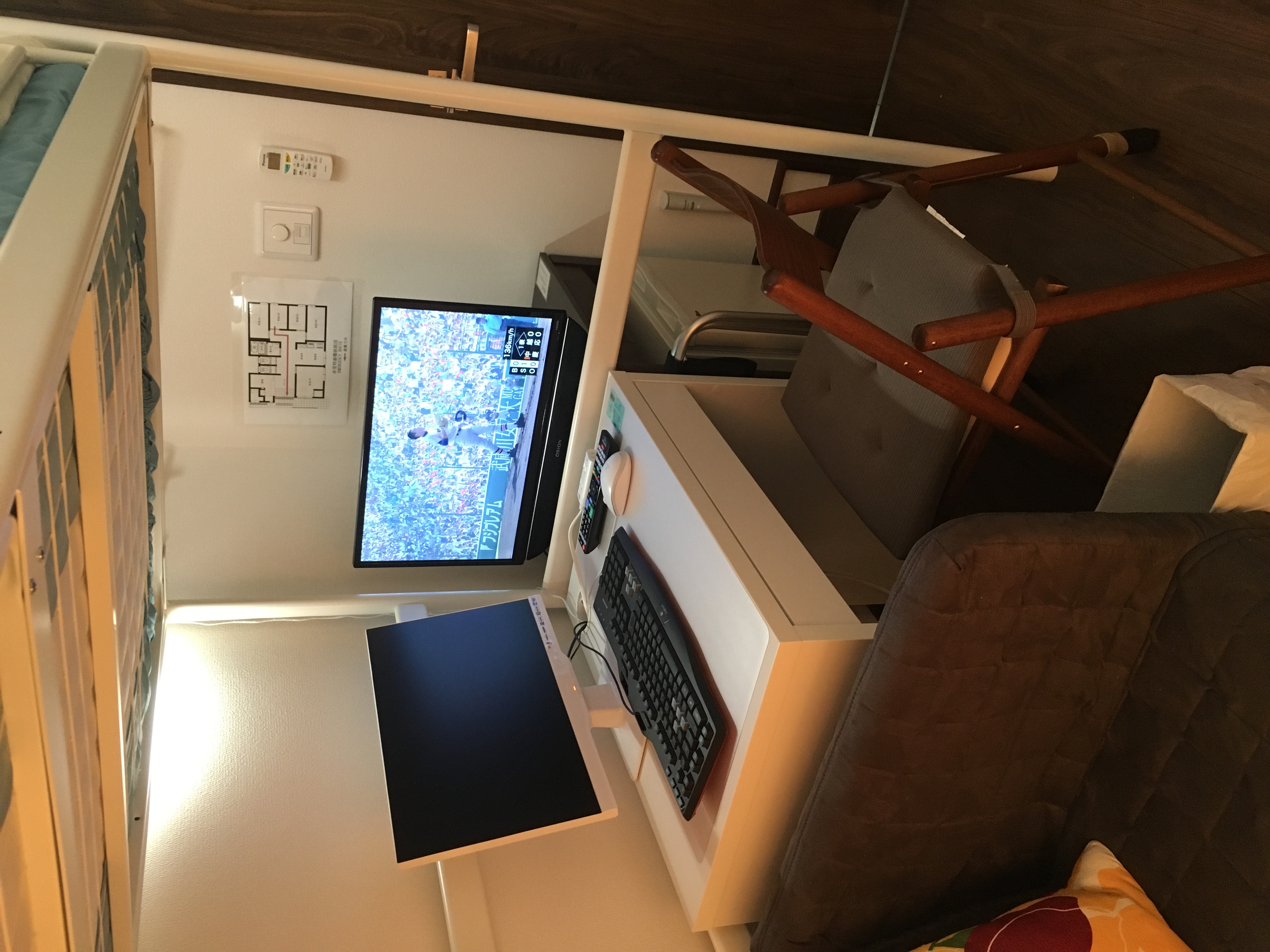 洋室102号室　デスク・モニター・読書灯