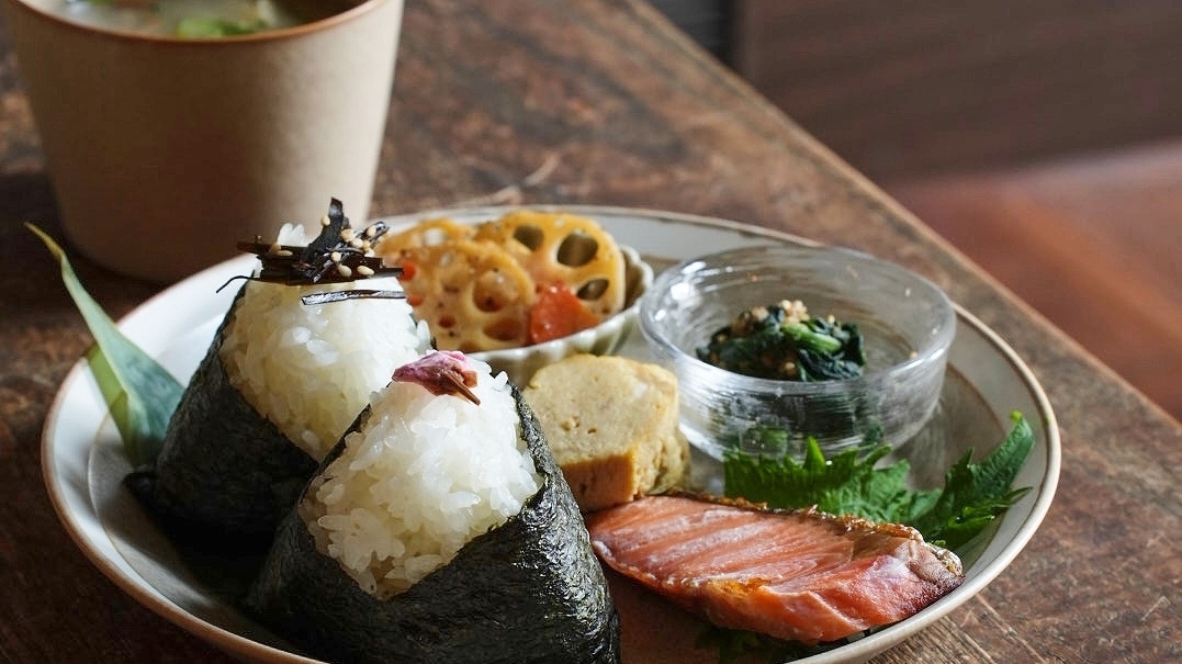  おにぎりプレート日替わり味噌汁付き　1300円 