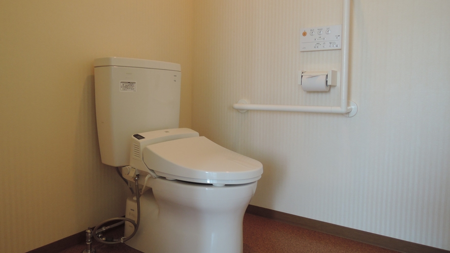 【客室トイレ】全室洗浄機付トイレを完備。手すりもついております