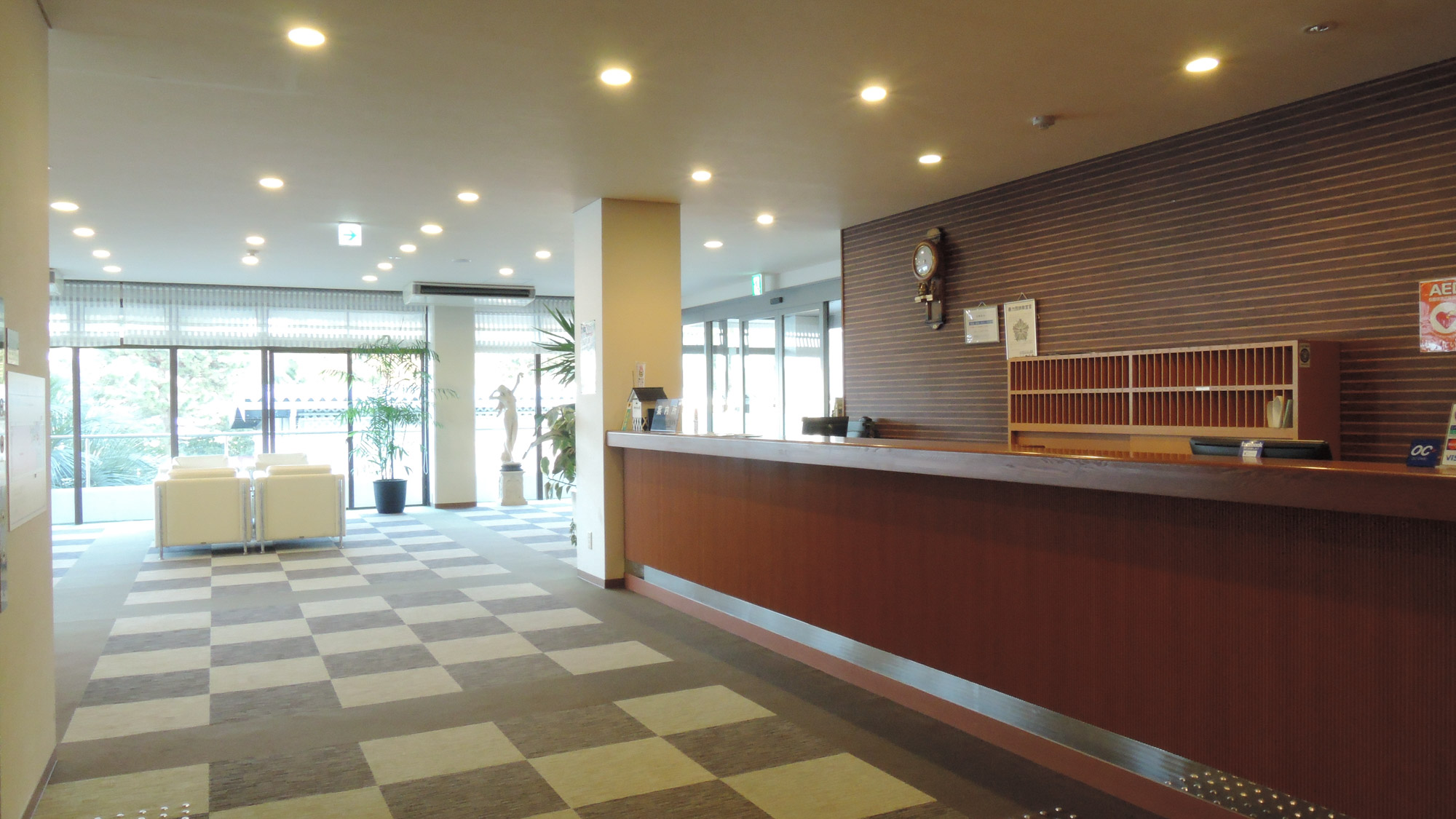 【フロント】チェックイン・チェックアウトはこちらでどうぞ